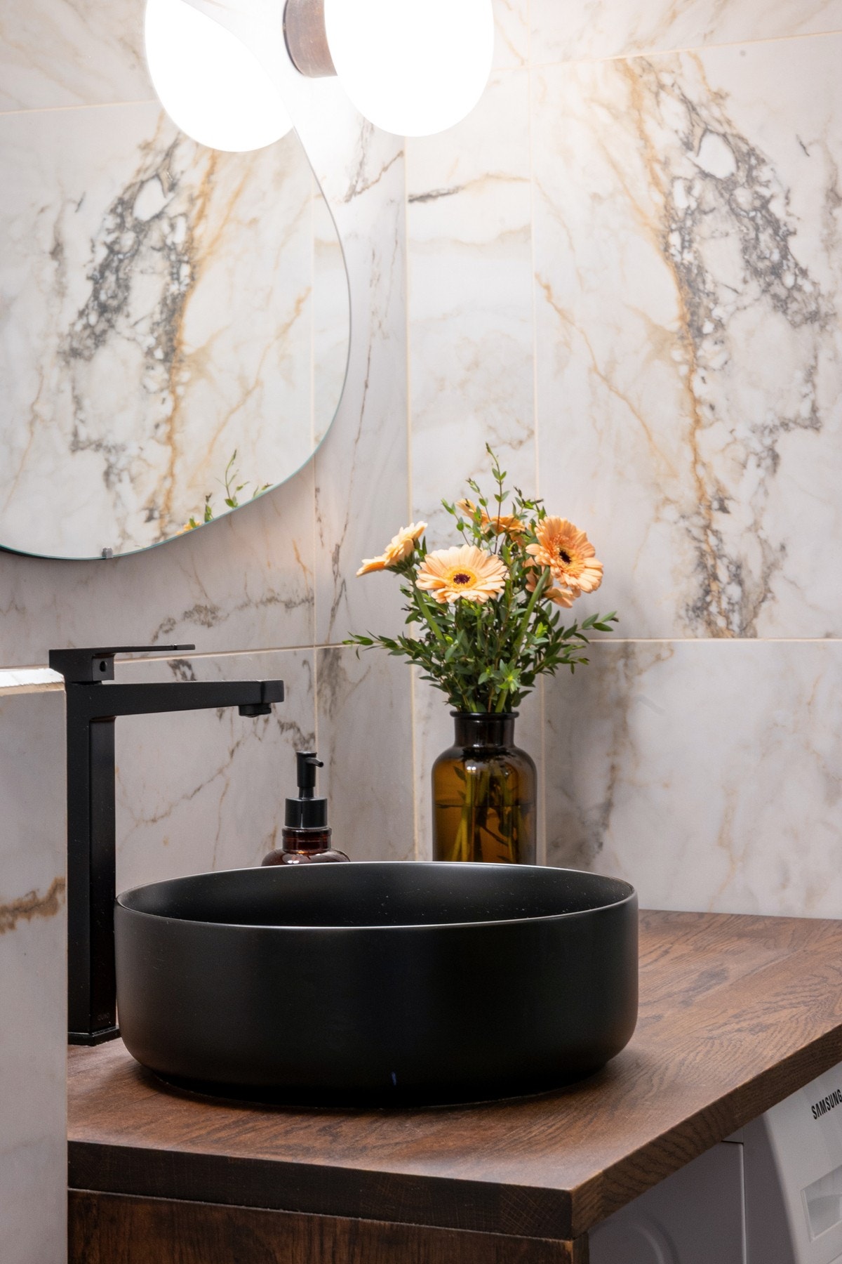 Badet er oppgradert av eier i 2022 med nye fliser og membran på vegger Galleribilde