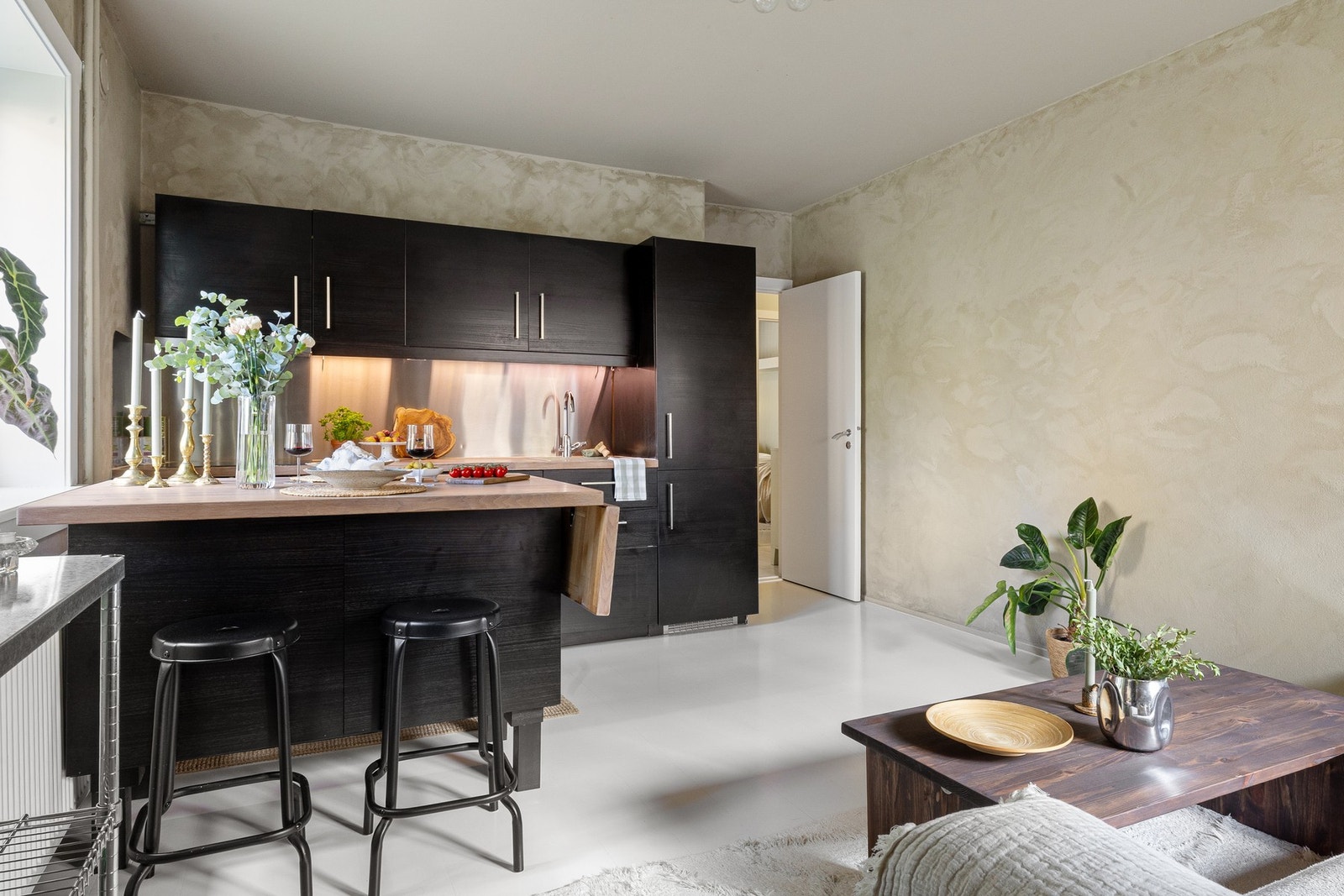 Leiligheten holder jevnt over god standard med moderne overflater og store vinduer Galleribilde