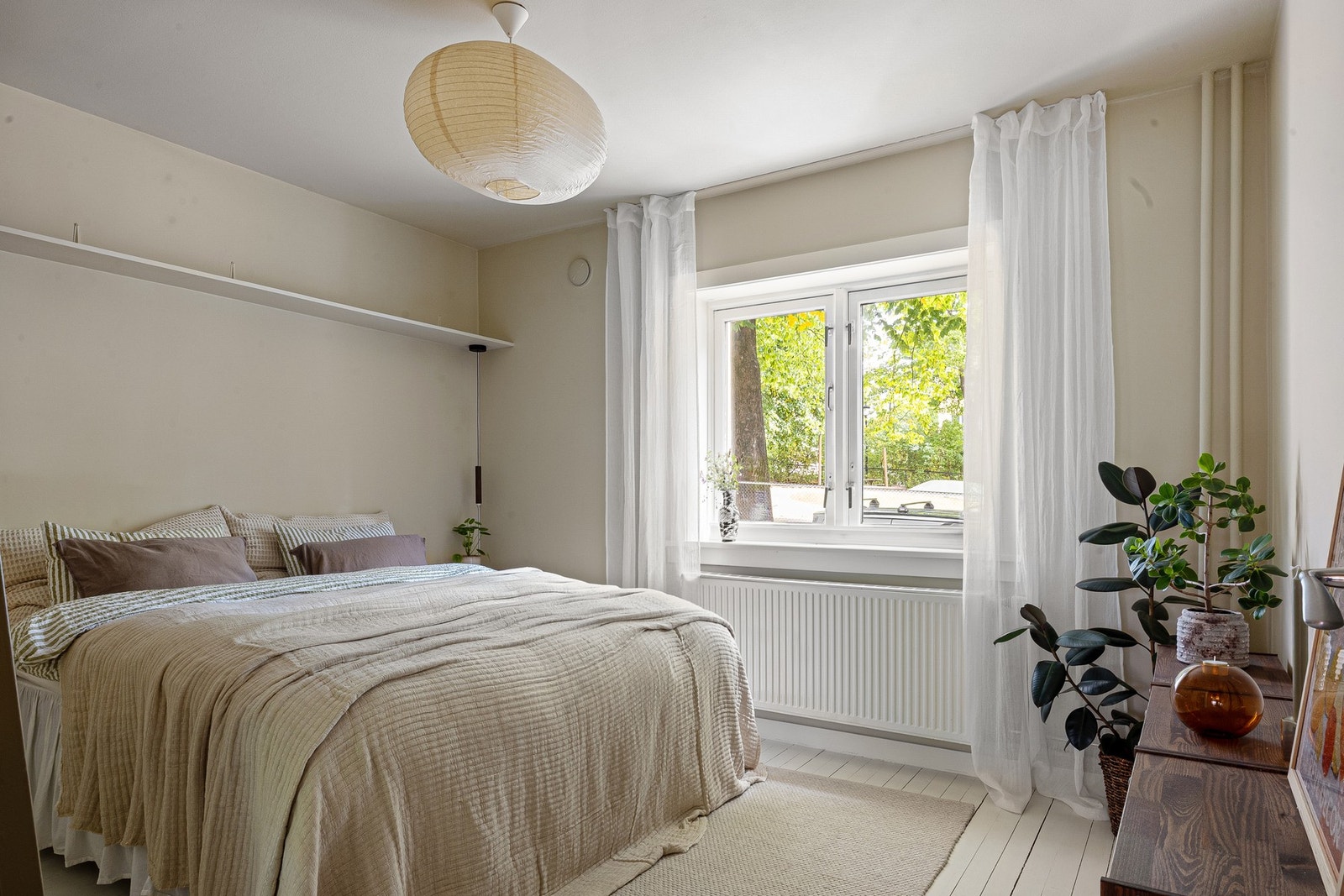 Hovedsoverommet holder god størrelse med god plass til dobbeltseng og nattbord Galleribilde