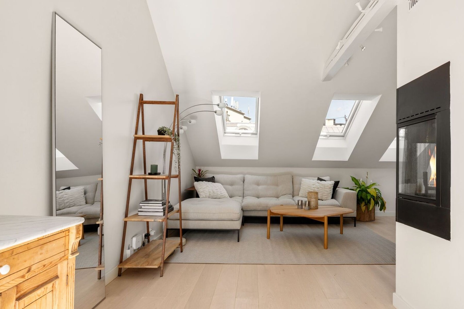 Videre har stuen/spisestuen store vindusflater i skråtak som bidrar til rikelig med lys. Galleribilde