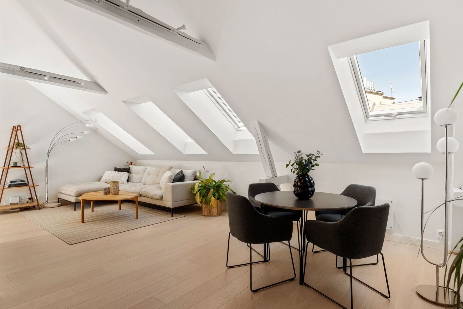 Rikelig med plass til spisebord. Galleribilde