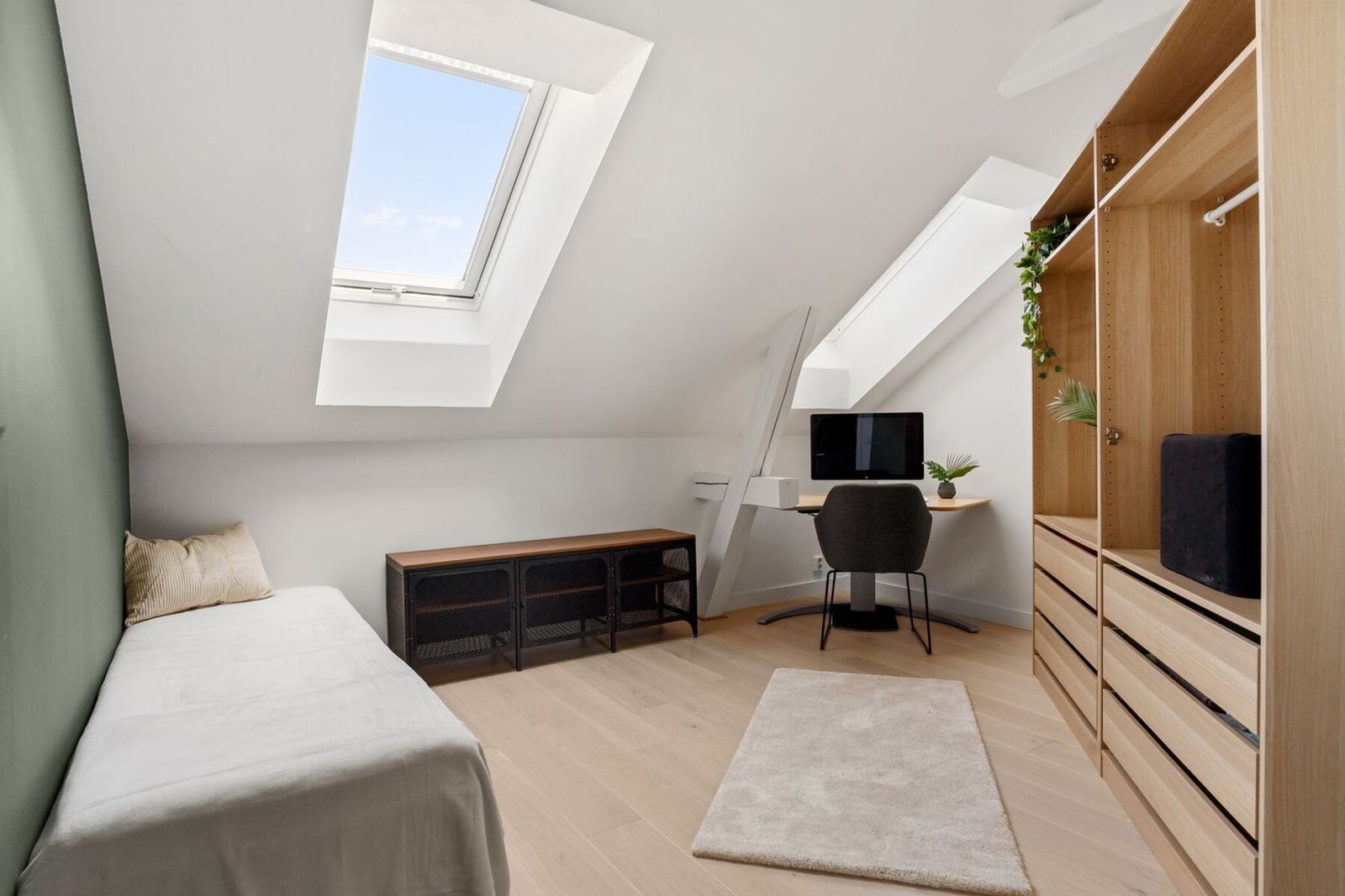 Boligen har to romslige soverom av god størrelse med plass til dobbeltseng og øvrig møblering. Galleribilde