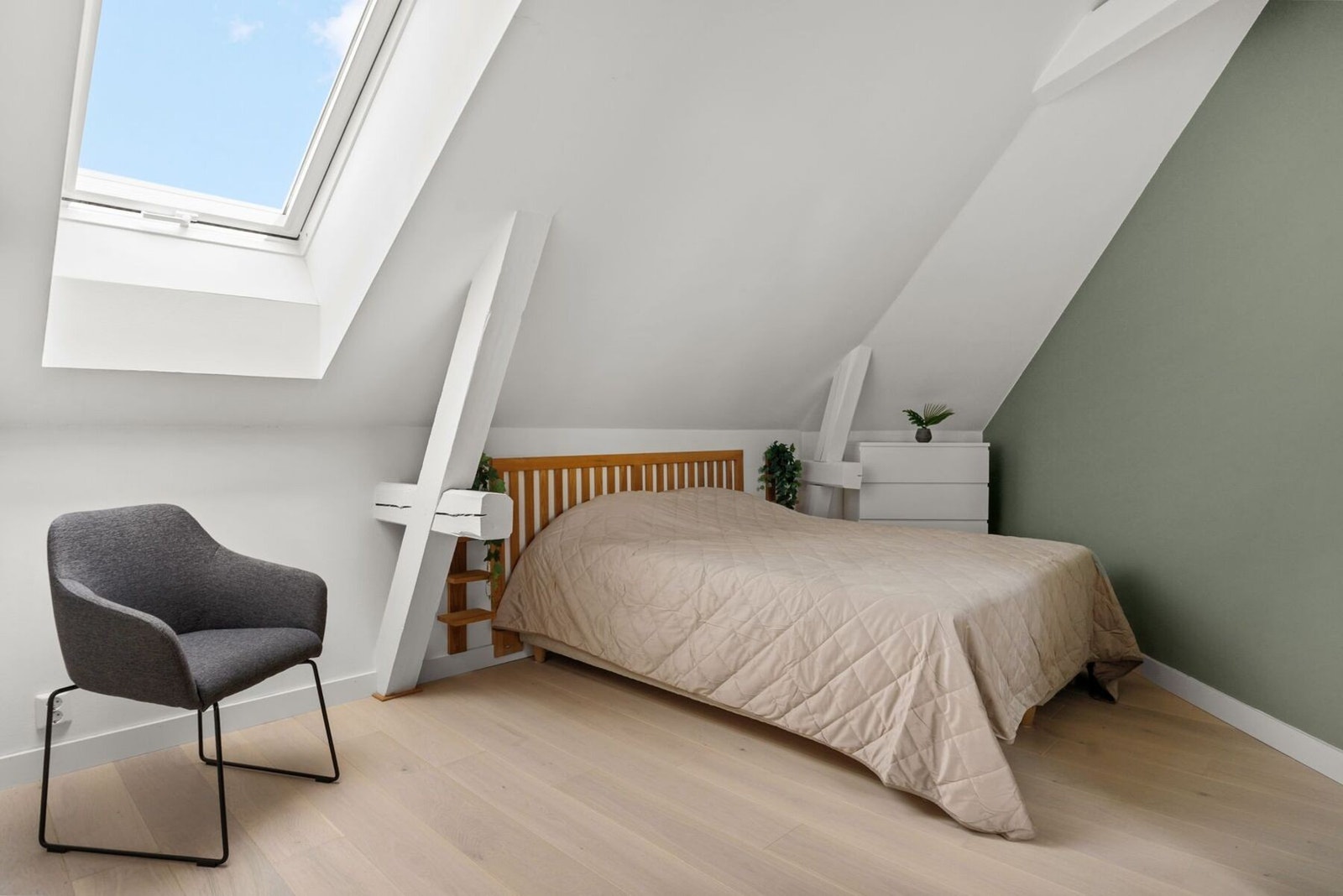 Videre har soverommene lyse overflater og vinduer i skråtak, som bidrar til godt med naturlig lysinslipp. Galleribilde