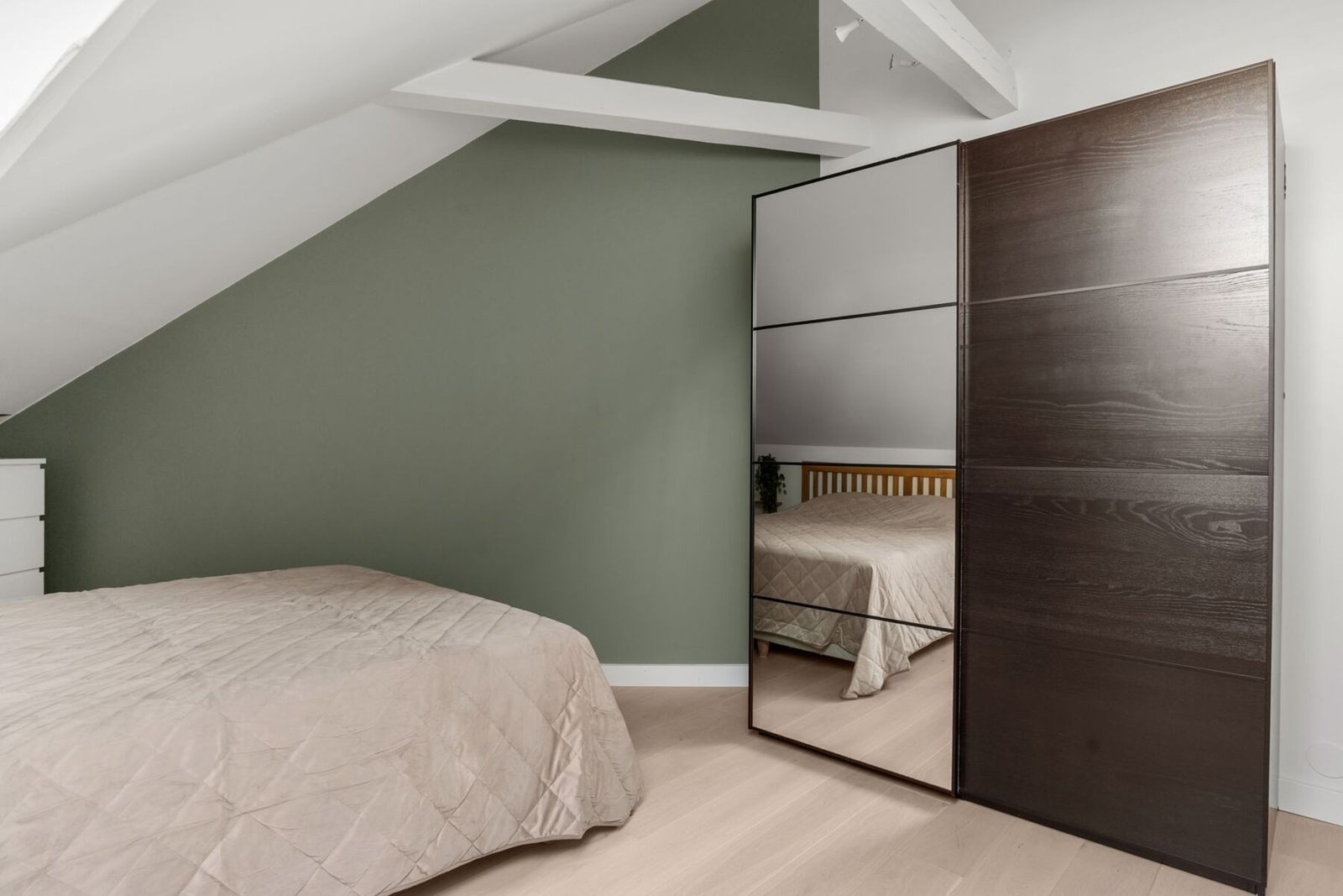 Skyvedørsgarderobe på soverom 2. Galleribilde