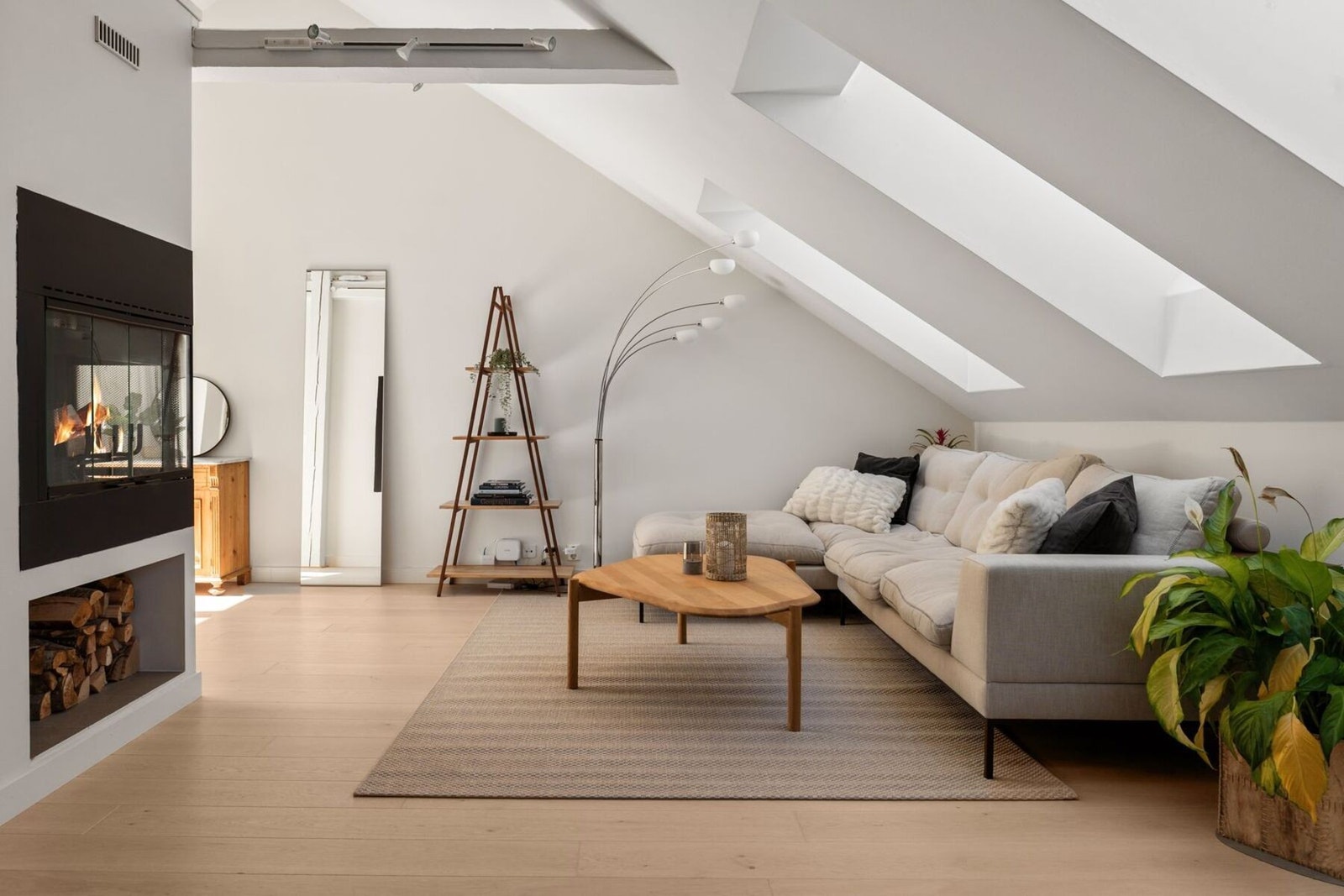 Stuen tilbyr rikelig med plass til sofagruppe. Galleribilde