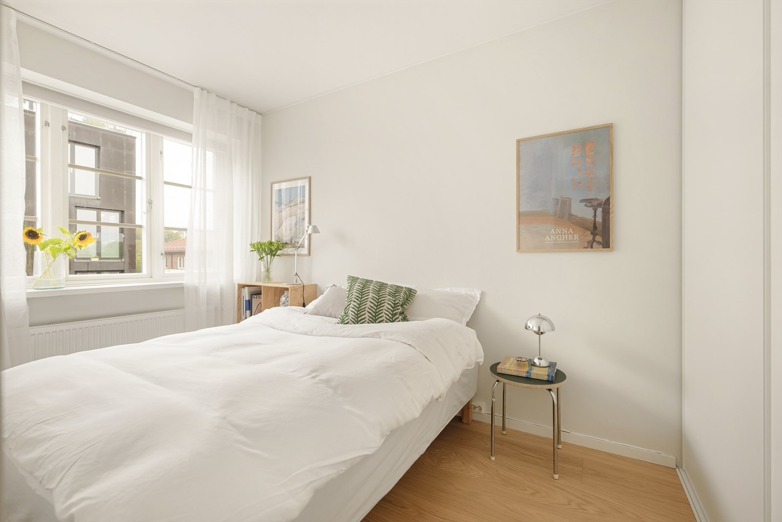 Soverommet er lyst og romslig, med god plass til seng og medfølgende garderobe. Galleribilde