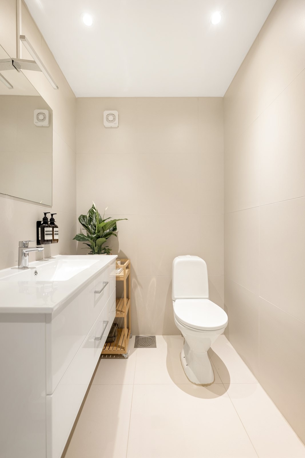 Badet fremstår i dag som både praktisk og velholdt med flislagte overflater og slett himling med innfelte spotter. Elektriske varmekabler i gulvet sørger for komfort året rundt. Galleribilde