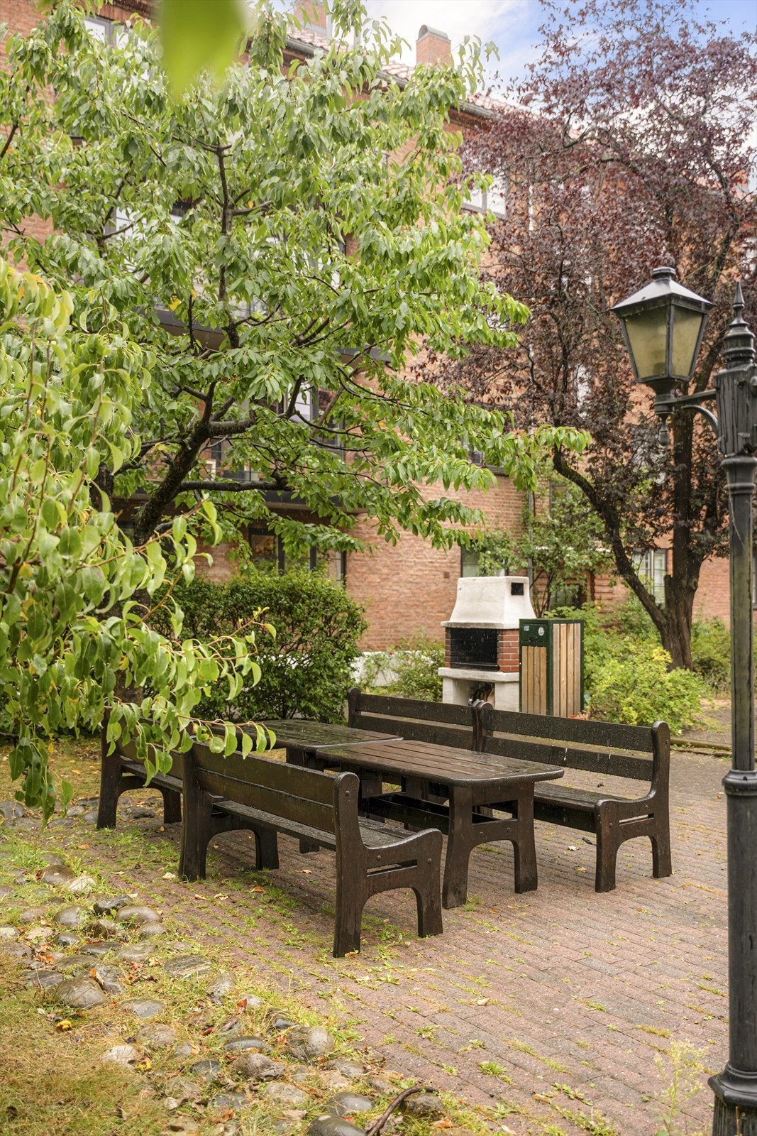 Bakgården er hyggelig og velholdt med diverse beplantning, sittegrupper, felles grill og lekeplass. Galleribilde