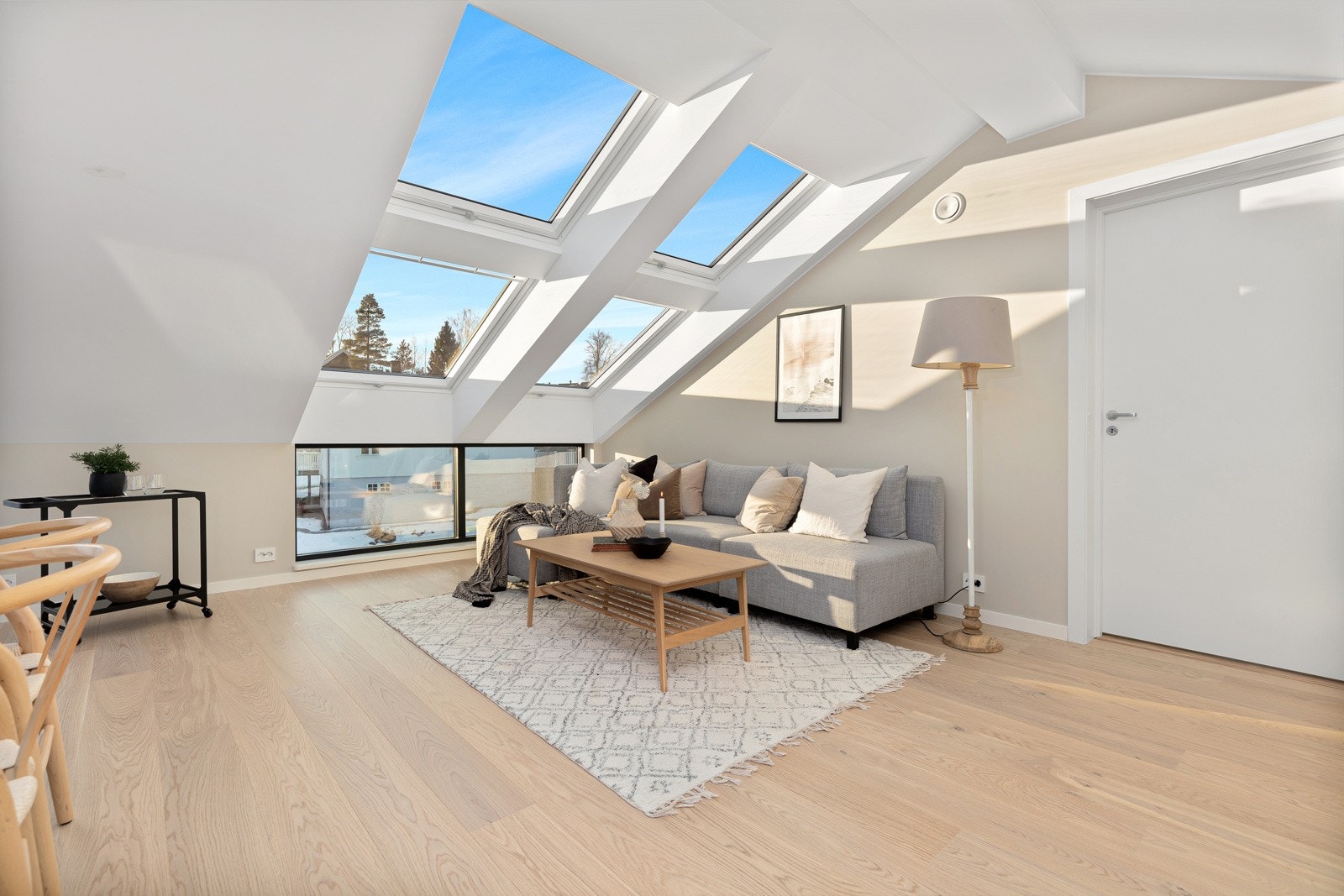 Lys og delikat innredet stue. Galleribilde