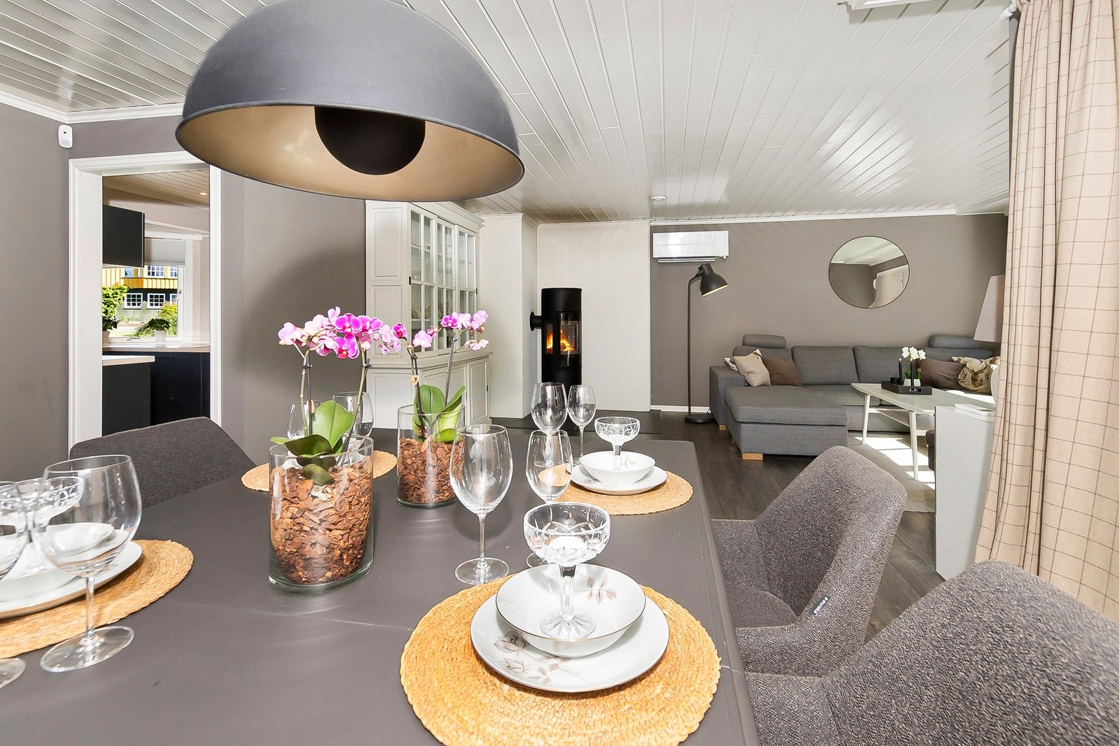 Romslig stue med plass til alle Galleribilde