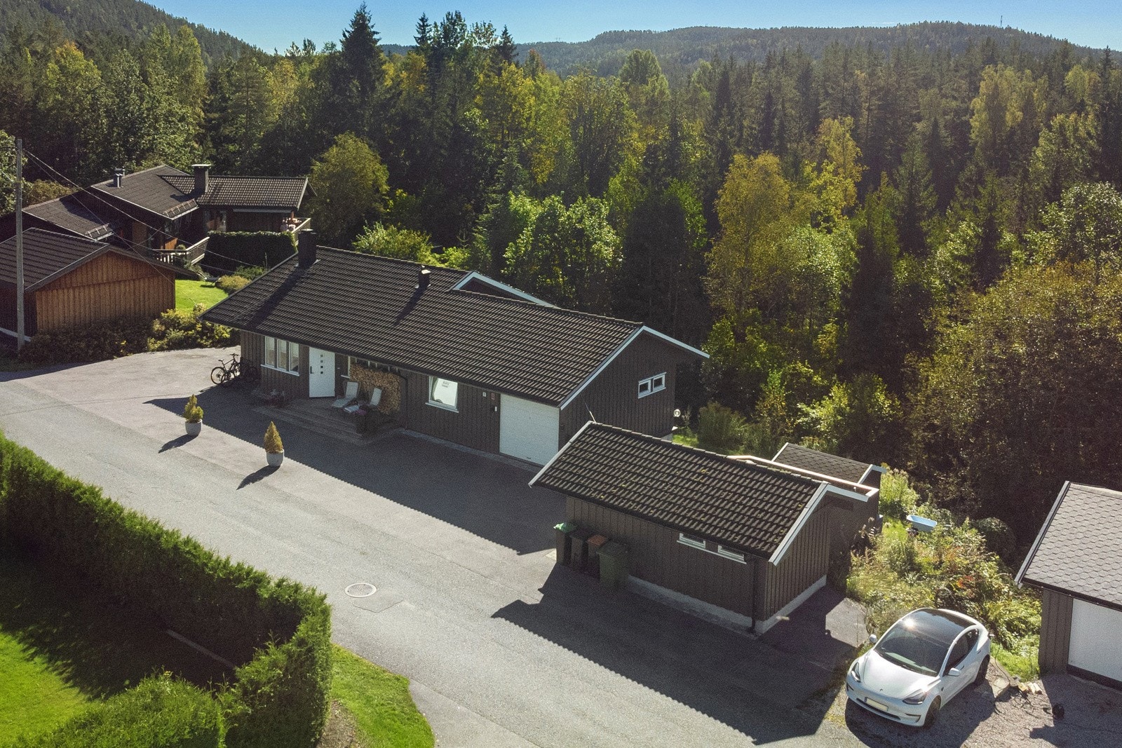 Romslig familiebolig i et trygt, barnevennlig, solrikt og rolig område. Kort til montesorri skole. Galleribilde