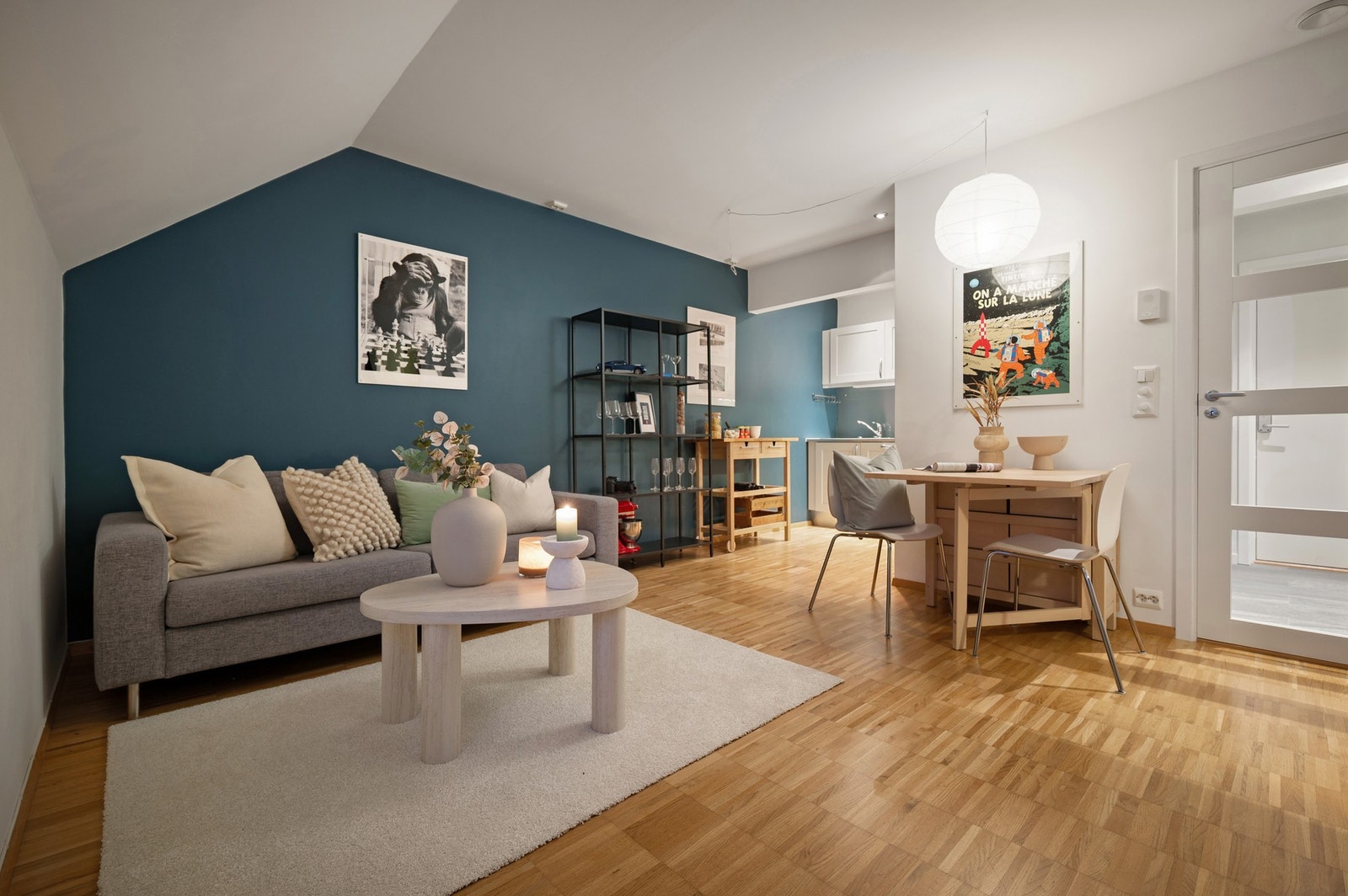 Stuen har en gunstig planløsning som gjør den enkel å innrede. Galleribilde