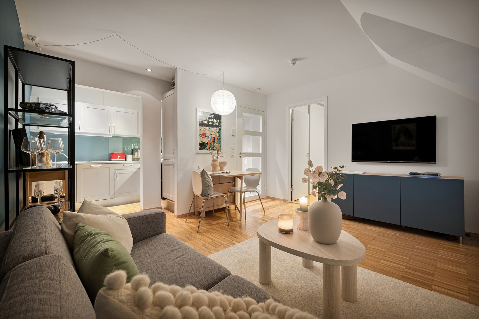 Stuen er på 15 kvm og har god plass til ønsket møblement. Galleribilde