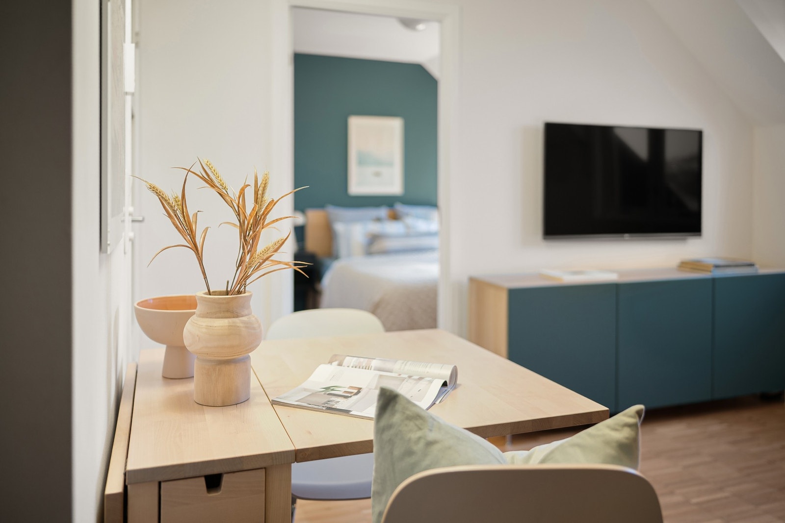 I stuen er det en hyggelig spiseplass med stoler. Galleribilde