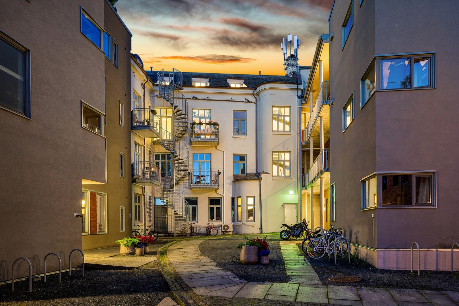 Koselig felles bakgård som er pent opparbeidet. Her har man god plass til sykkelparkering. Galleribilde