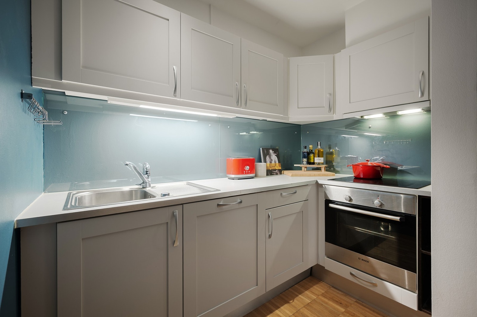 Åpen stue/kjøkken løsning som gir leiligheten en effektiv og åpen planløsning. Galleribilde