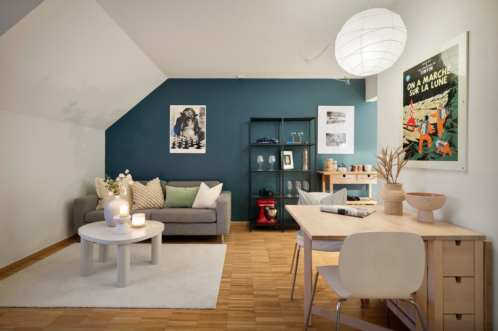 Koselig stue med fin belysning som gir en lun atmosfære. Galleribilde