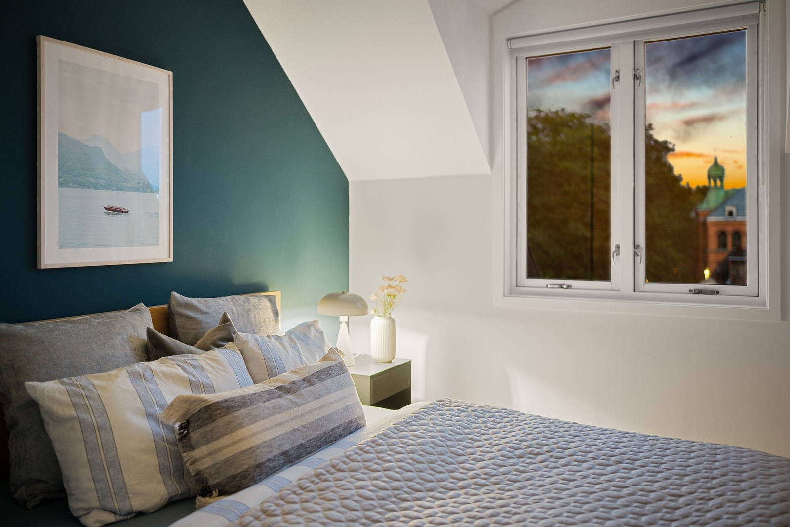 Stemningsbilde fra soverom meed utsikt. Galleribilde