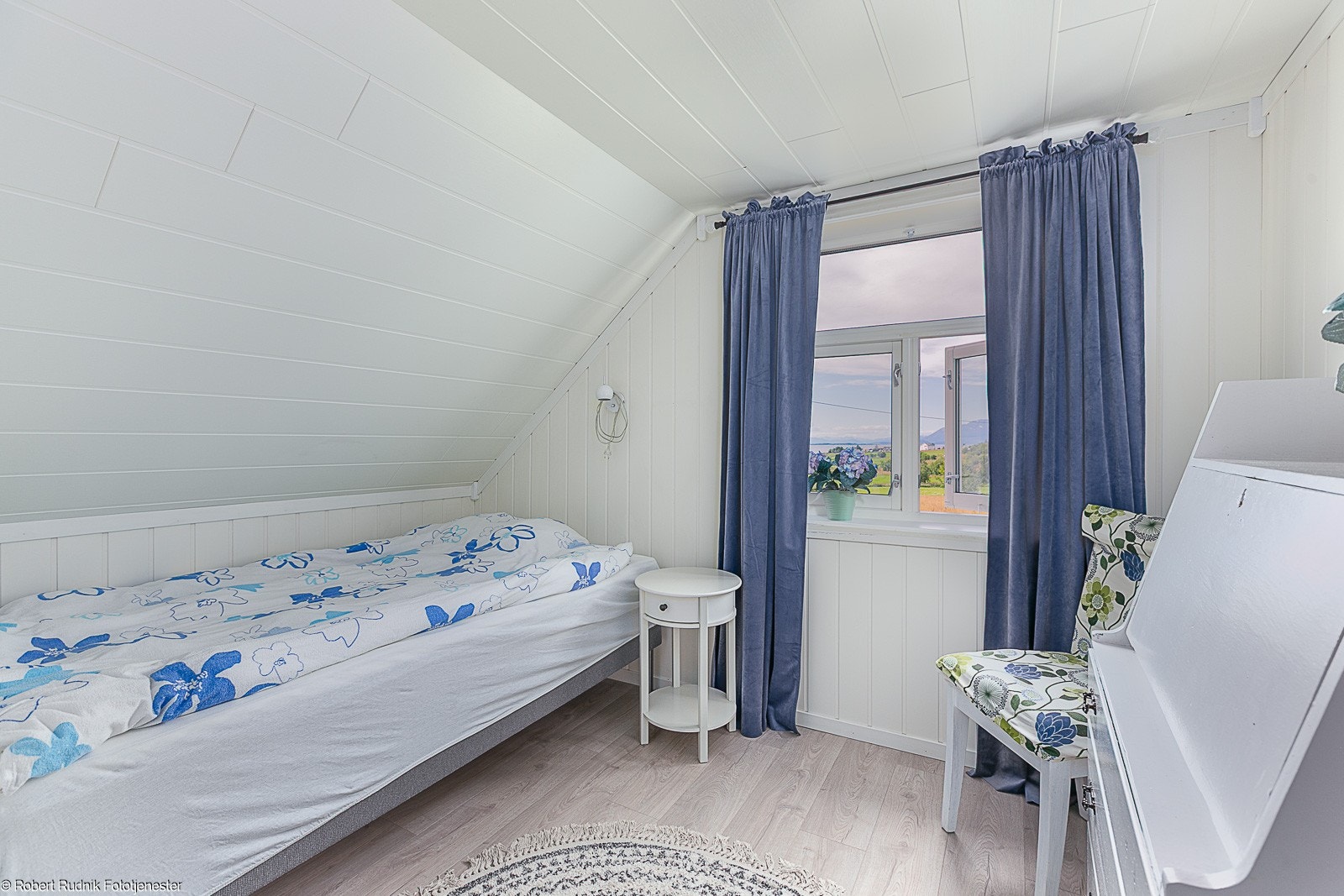 Soverom med utsikt over Vågafjorden. Galleribilde