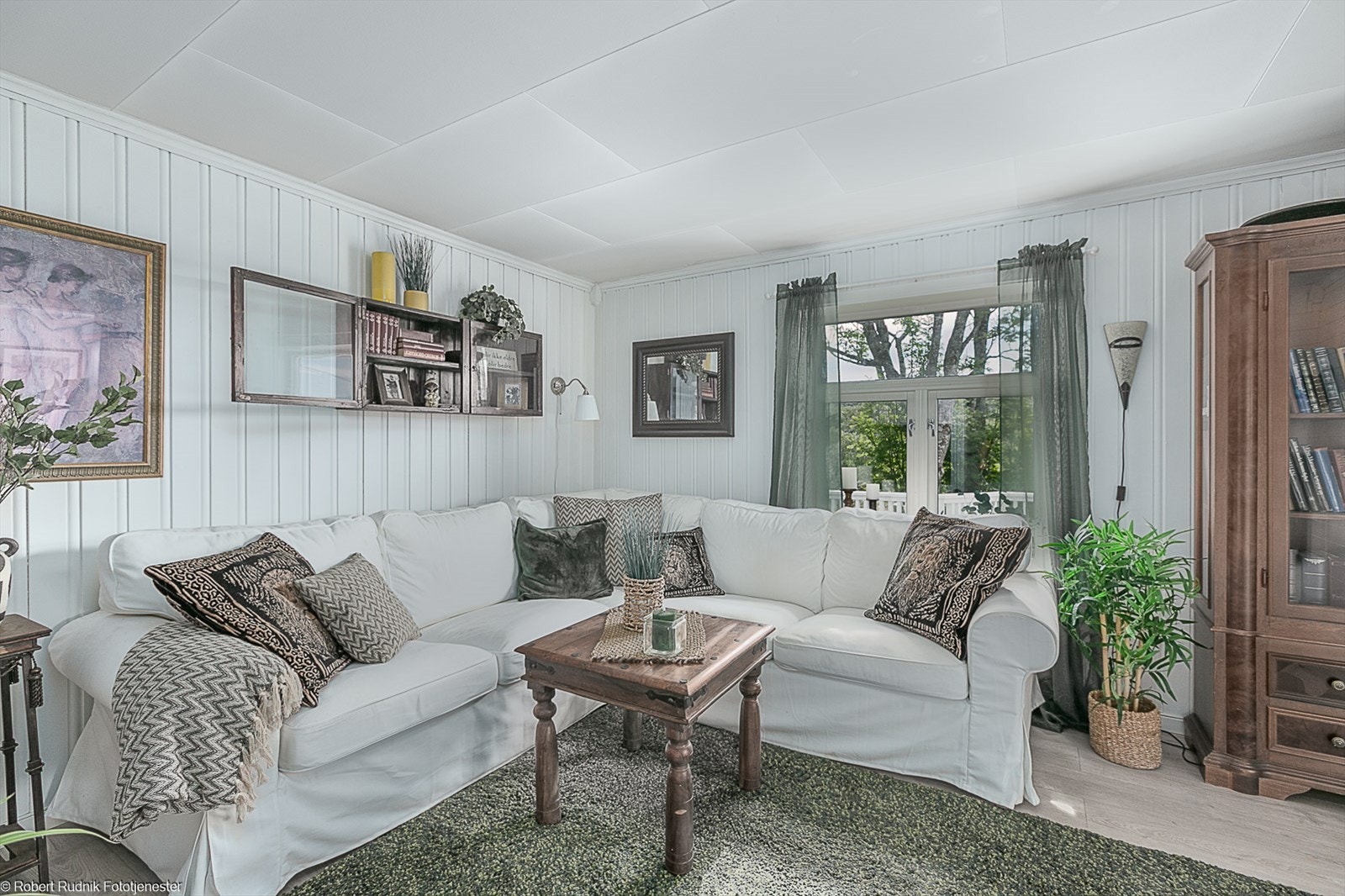 De innvendige overflatene i boligen ble skiftet ut i 2017, og fremstår idag med lyse farger og materialvalg. Galleribilde