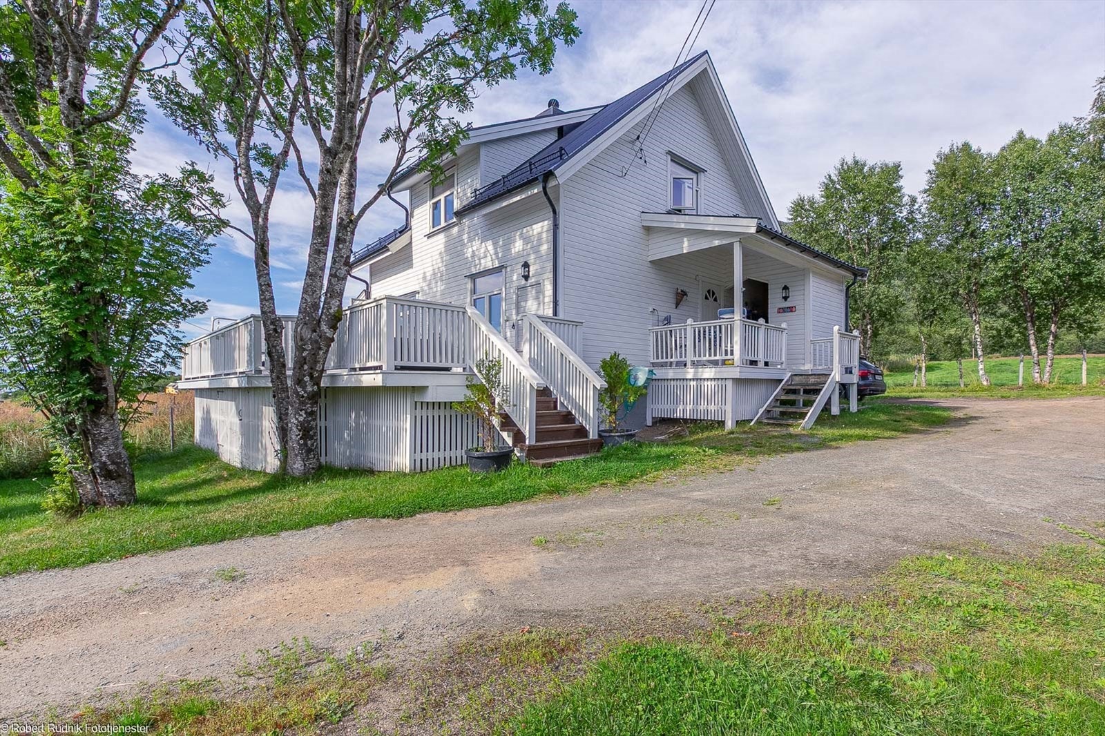 Boligen har overbygd inngangsparti som skjermer for vær og vind. Galleribilde