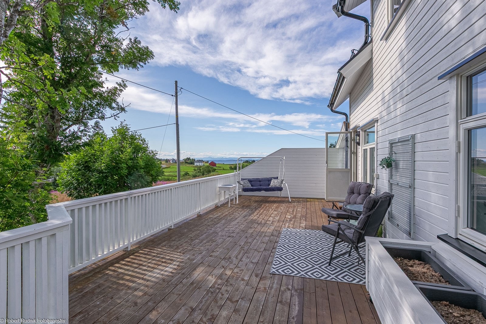 Veranda fungerer fint som forlengelse av stuen på fine dager. Galleribilde