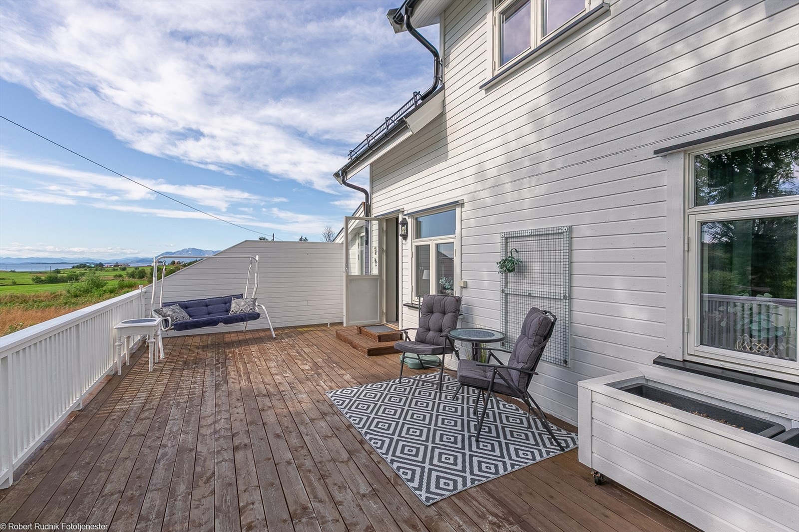 Stor veranda fra 2018 med fantastisk utsikt og gode møbleringsmuligheter. Galleribilde