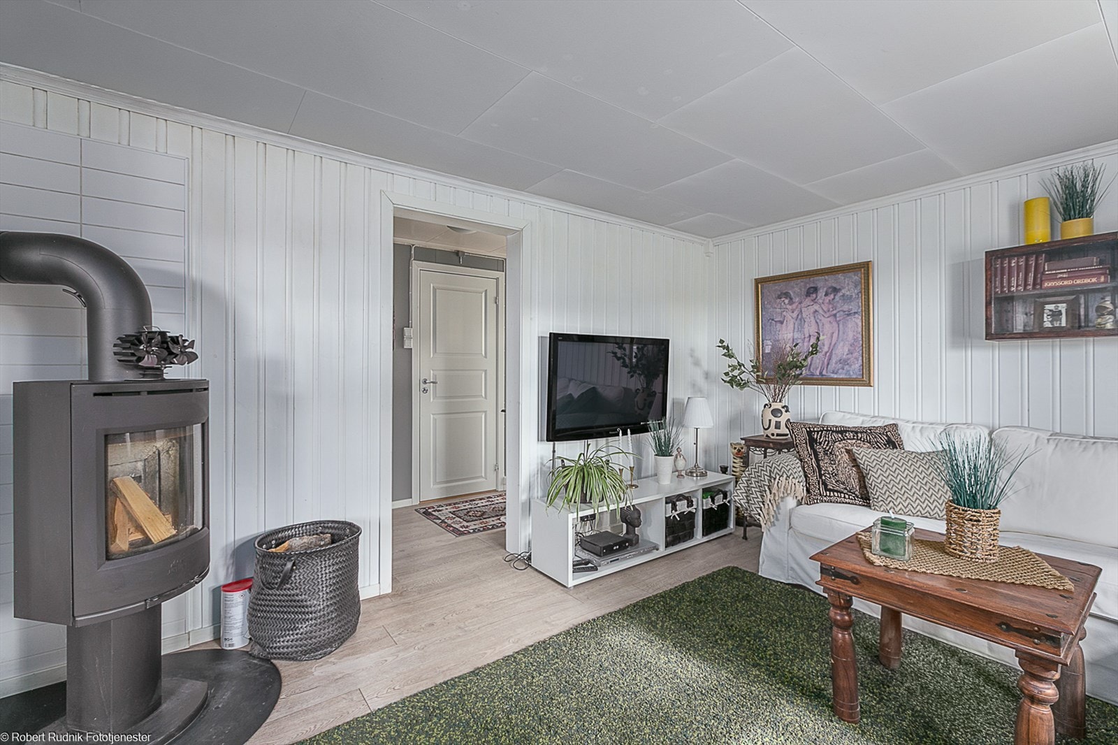 God plass til sofagruppe like ved peisen. Galleribilde