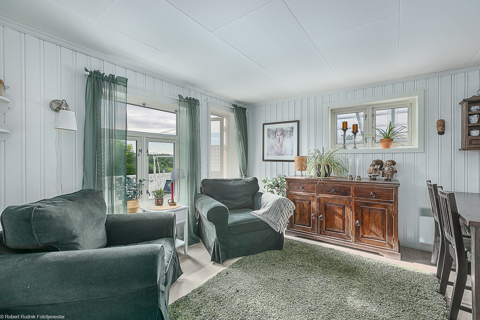 Fra spisestuen er det utgang til solrik veranda fra 2018, i bakkant av veranda er det drivhus. Galleribilde