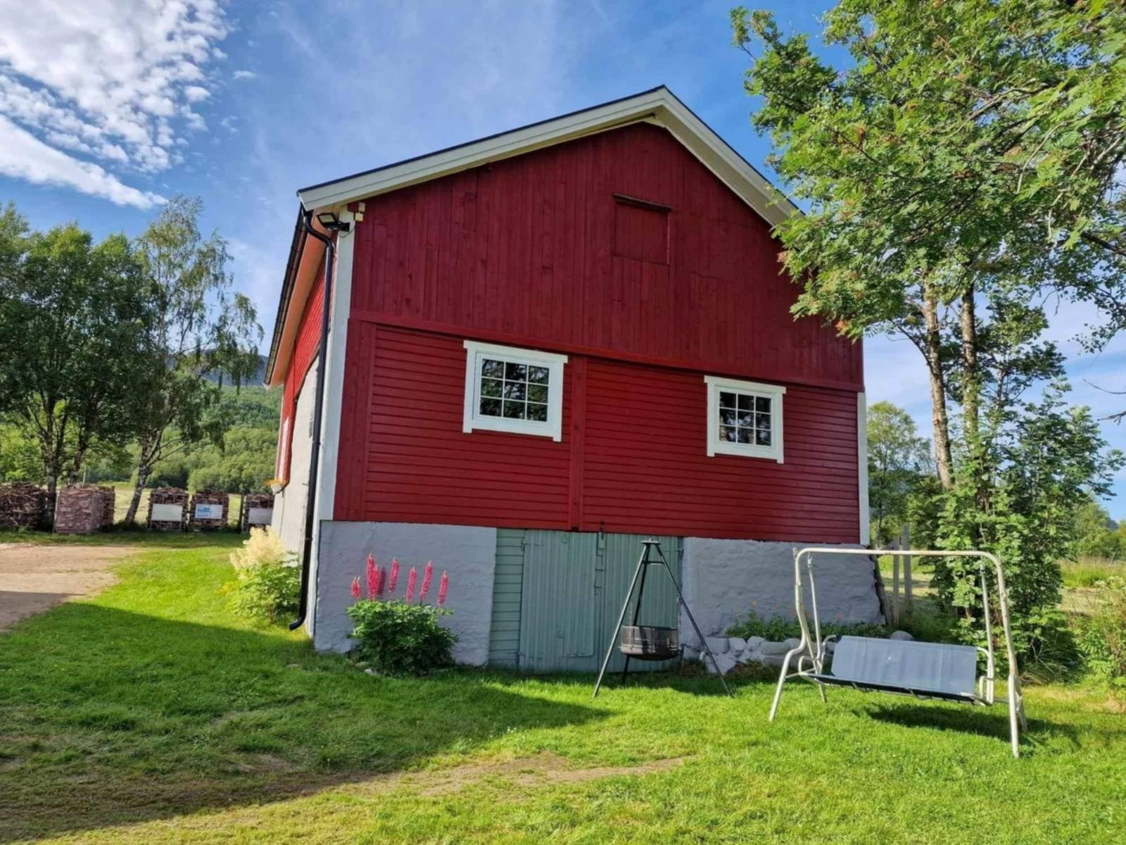 Fjøsen som står på eiendommen rommer rikelig med oppbevaringsplass. Galleribilde