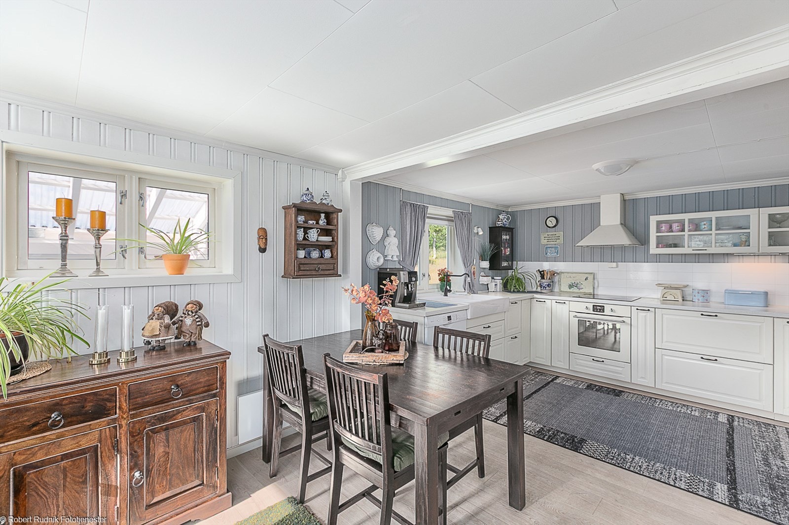 God plass til spisegruppe like ved kjøkkenet. Galleribilde