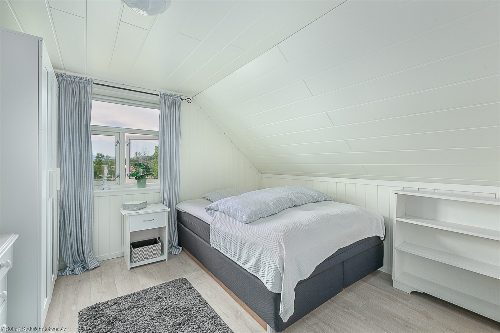 Lyst hovedsoverom med garderobe. Galleribilde