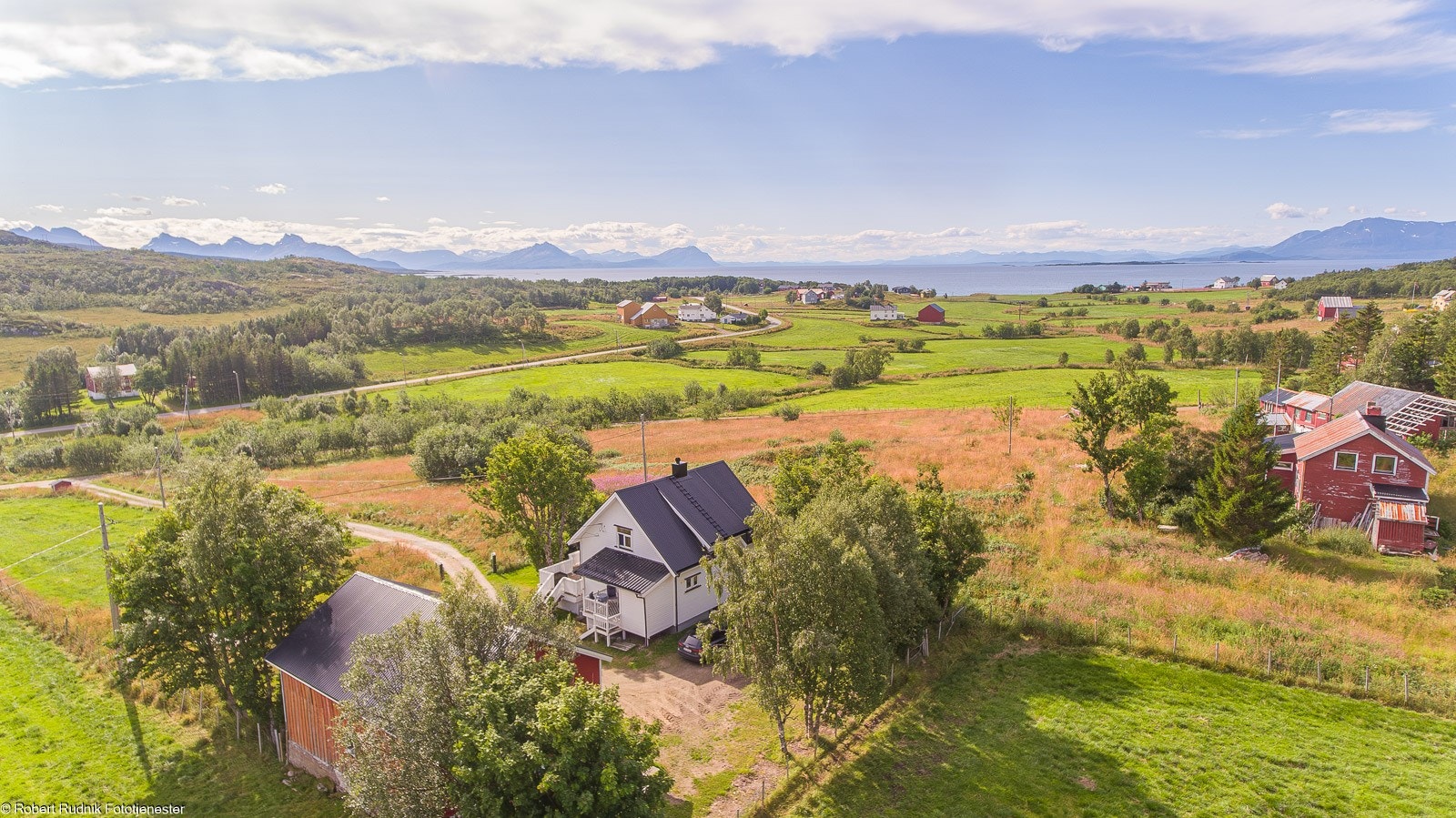 Aktiv Finnsnes presenterer Raveien 52! Enebolig og tilhørende fjøs med landlig beliggenhet på Sør-Senja, umiddelbar nærthet til utmark. Galleribilde