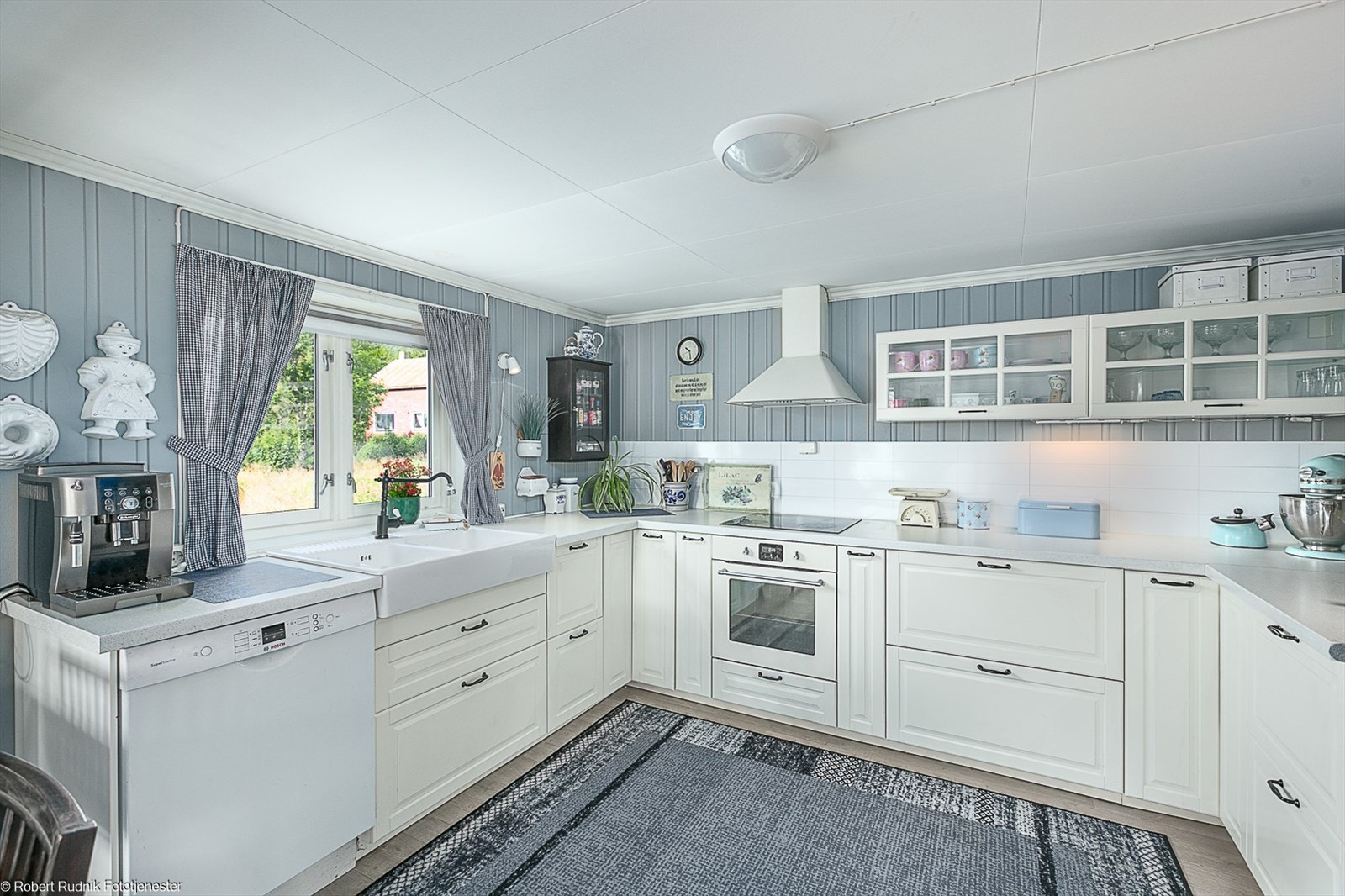 Pent kjøkken fra 2017 med dobbel vask og rikelig med benkeplass. Galleribilde