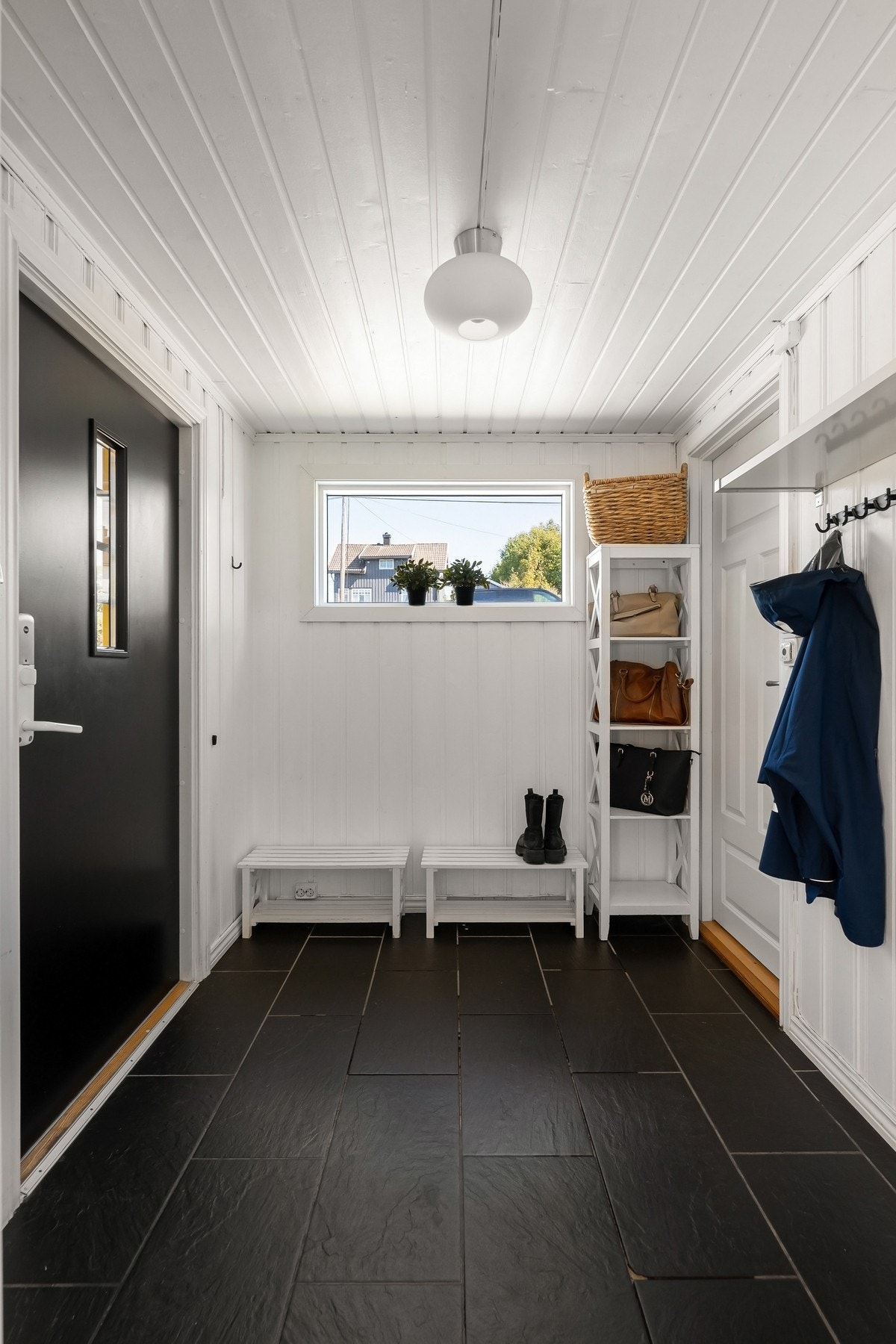 Lyst vindfang som ønsker deg velkommen inn i boligen. Det er plass til å henge sette fra seg yttertøy Galleribilde