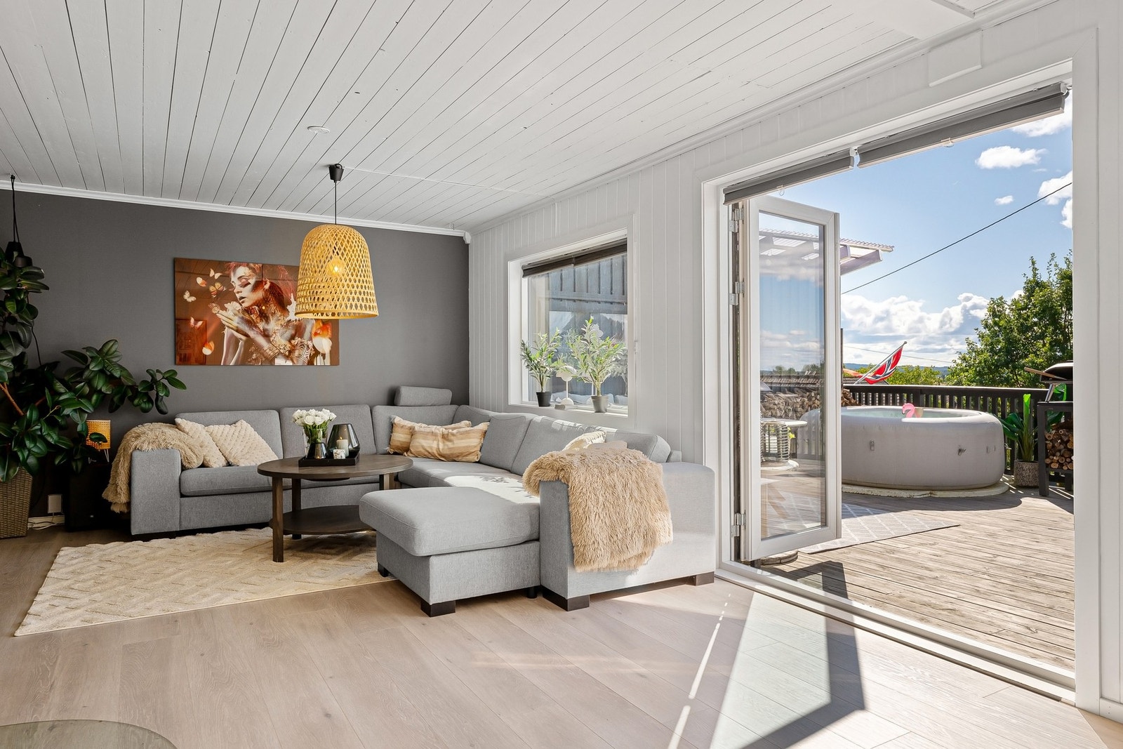 Fra stuen er det utgang til en stor veranda, med flott utsikt over jorder og naturområder Galleribilde