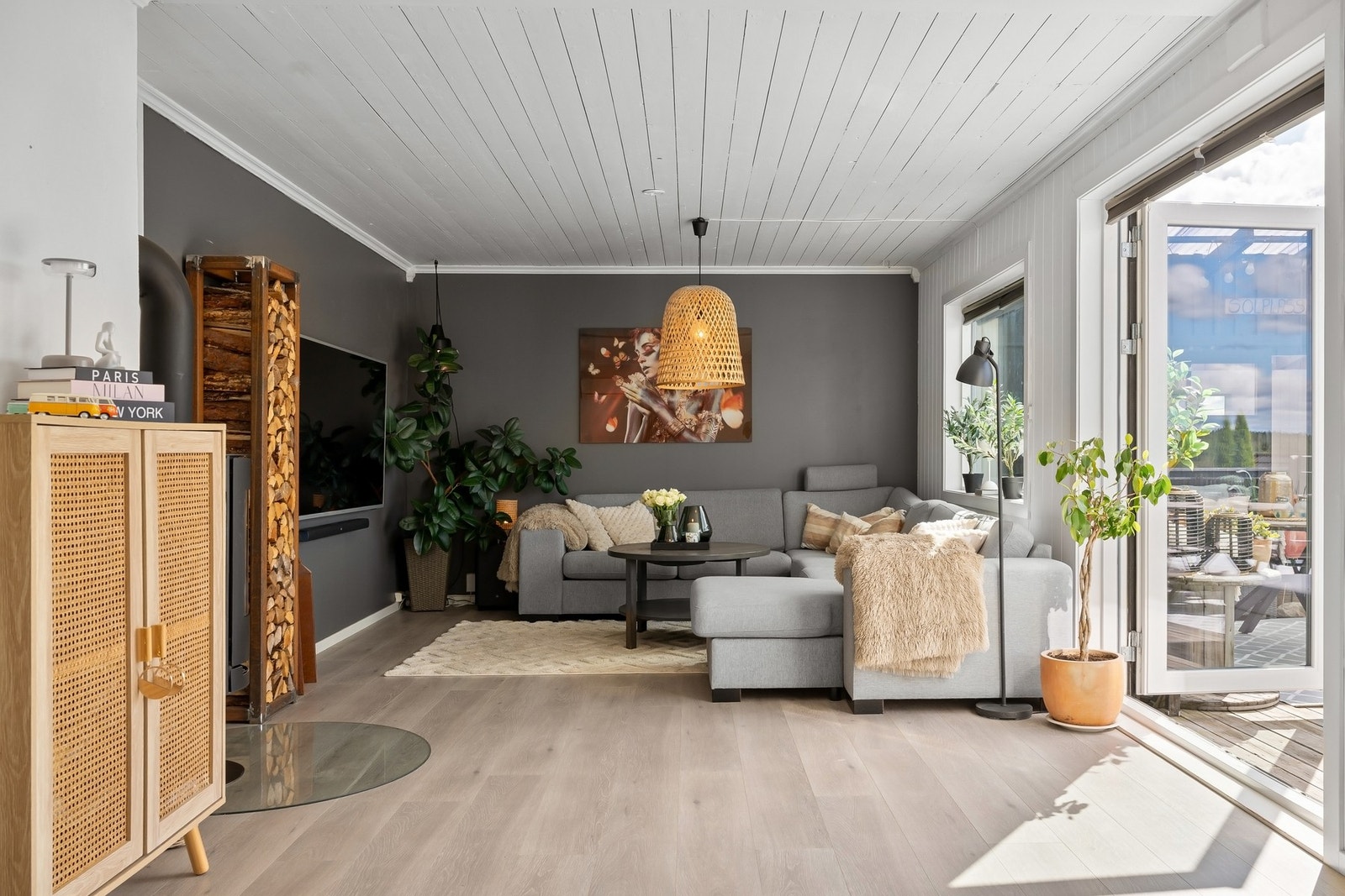 Romslig stue fylt med naturlig lys fra store vindusflater Galleribilde