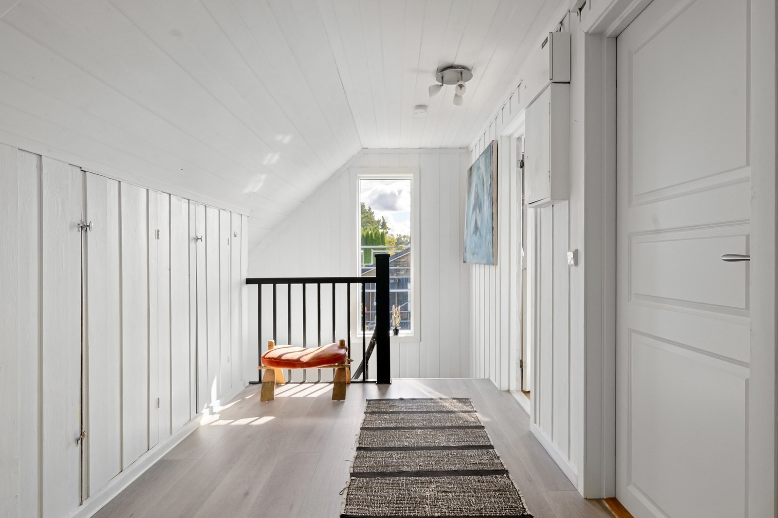 Mellomgang med tilgang til boligens tre soverom. Det er plassbygde skap som rommer mye plass til oppbevaring Galleribilde