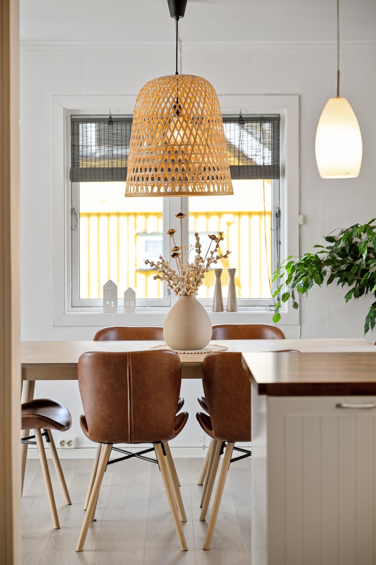 Spiseplassen ligger i tilknytning til kjøkkenet, noe som er praktisk når man skal servere middagen Galleribilde