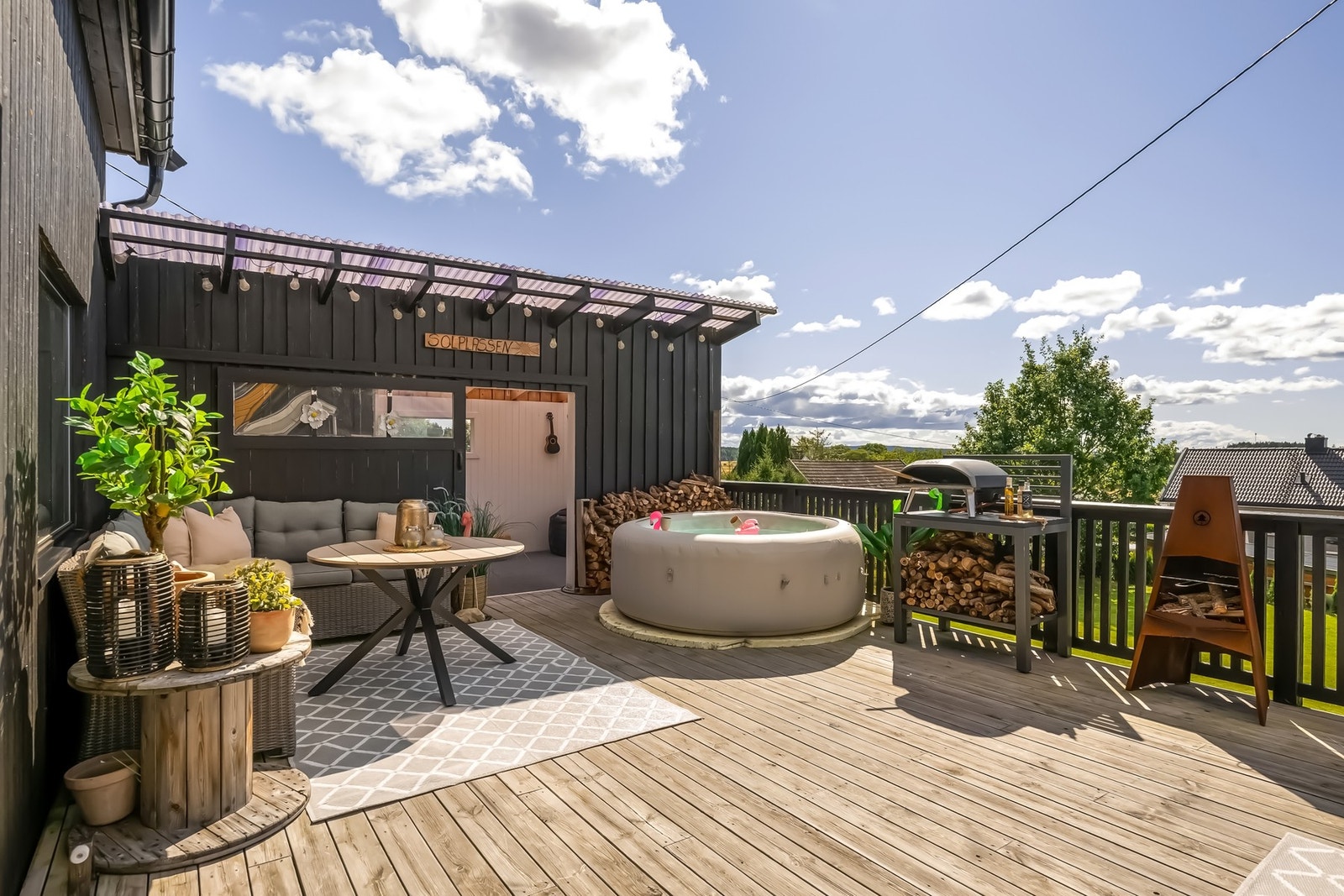 Romslig, solrik veranda på ca. 65 kvm Galleribilde