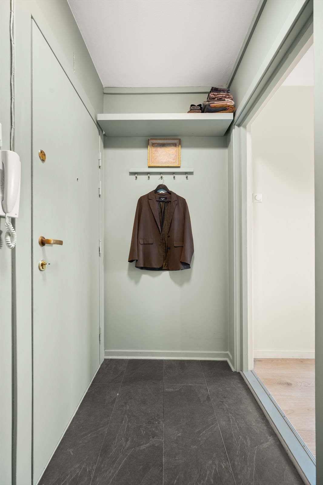 Velkommen inn! Leilighetens entré er lys og innbydende, og gir et godt førsteinntrykk av boligen. Galleribilde