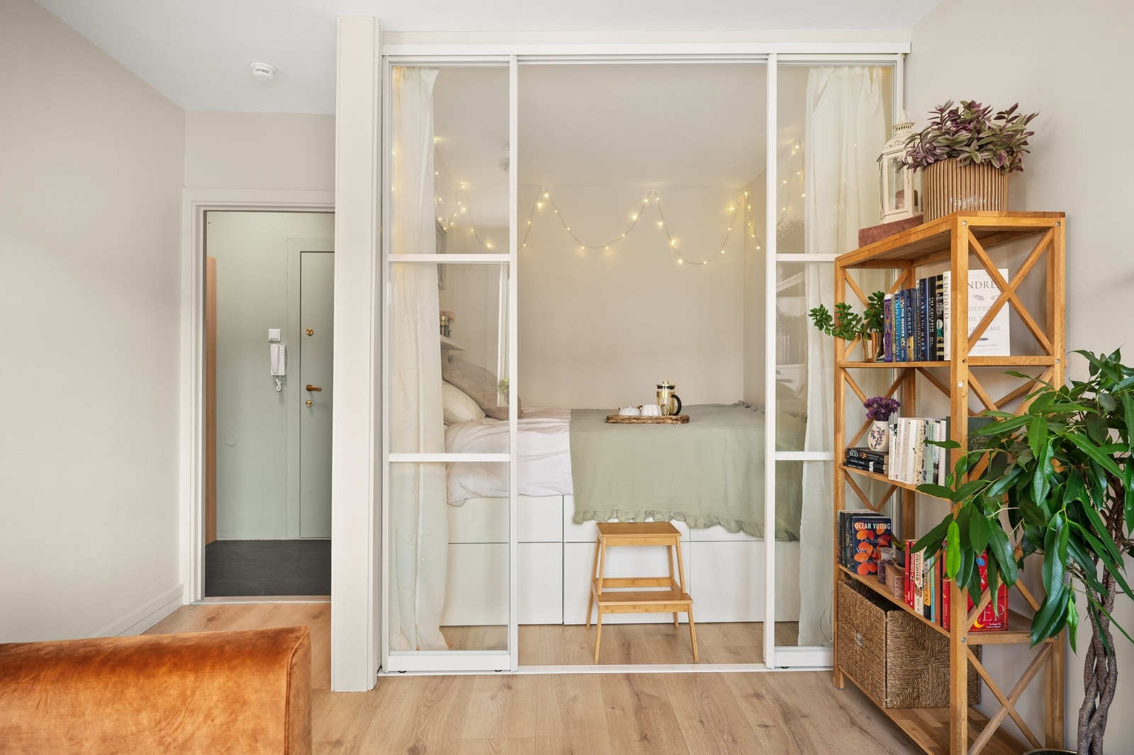 Stuen har også et eget hjørne som egner seg ypperlig som sovealkove. Galleribilde