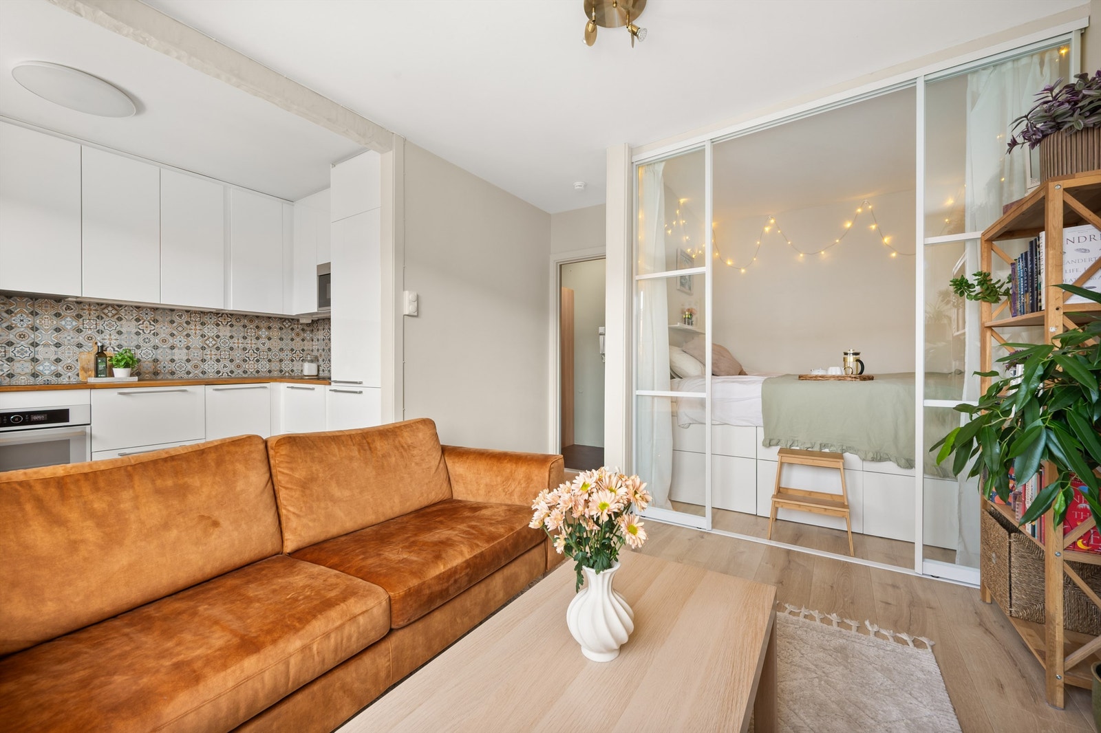 En stilren og tiltalende leilighet med praktisk sovealkove. Et supert førstegangskjøp med attraktiv beliggenhet! Galleribilde