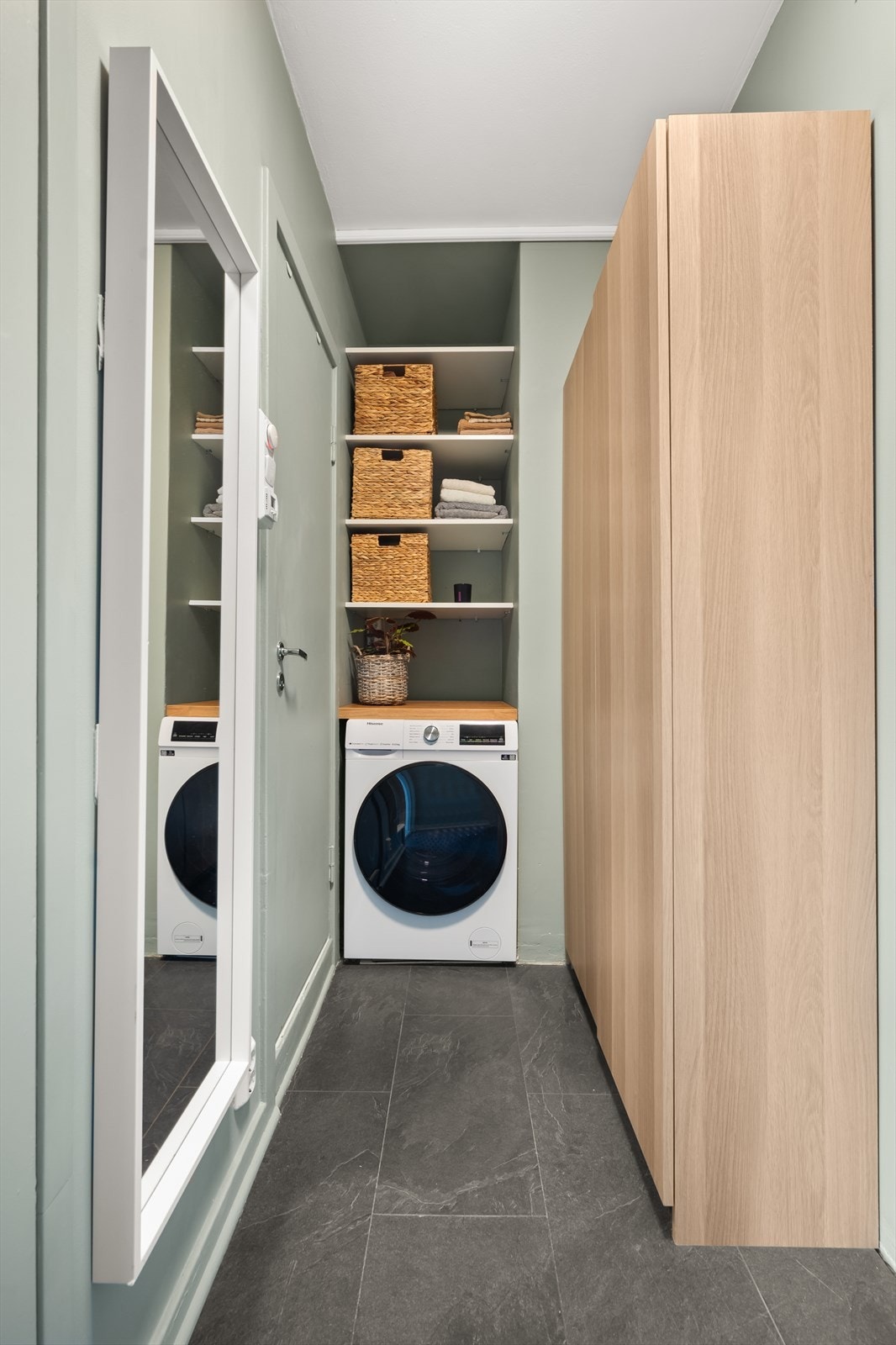 Her er det god plass til å henge fra seg jakker og sko i medfølgende garderobeskap. Galleribilde