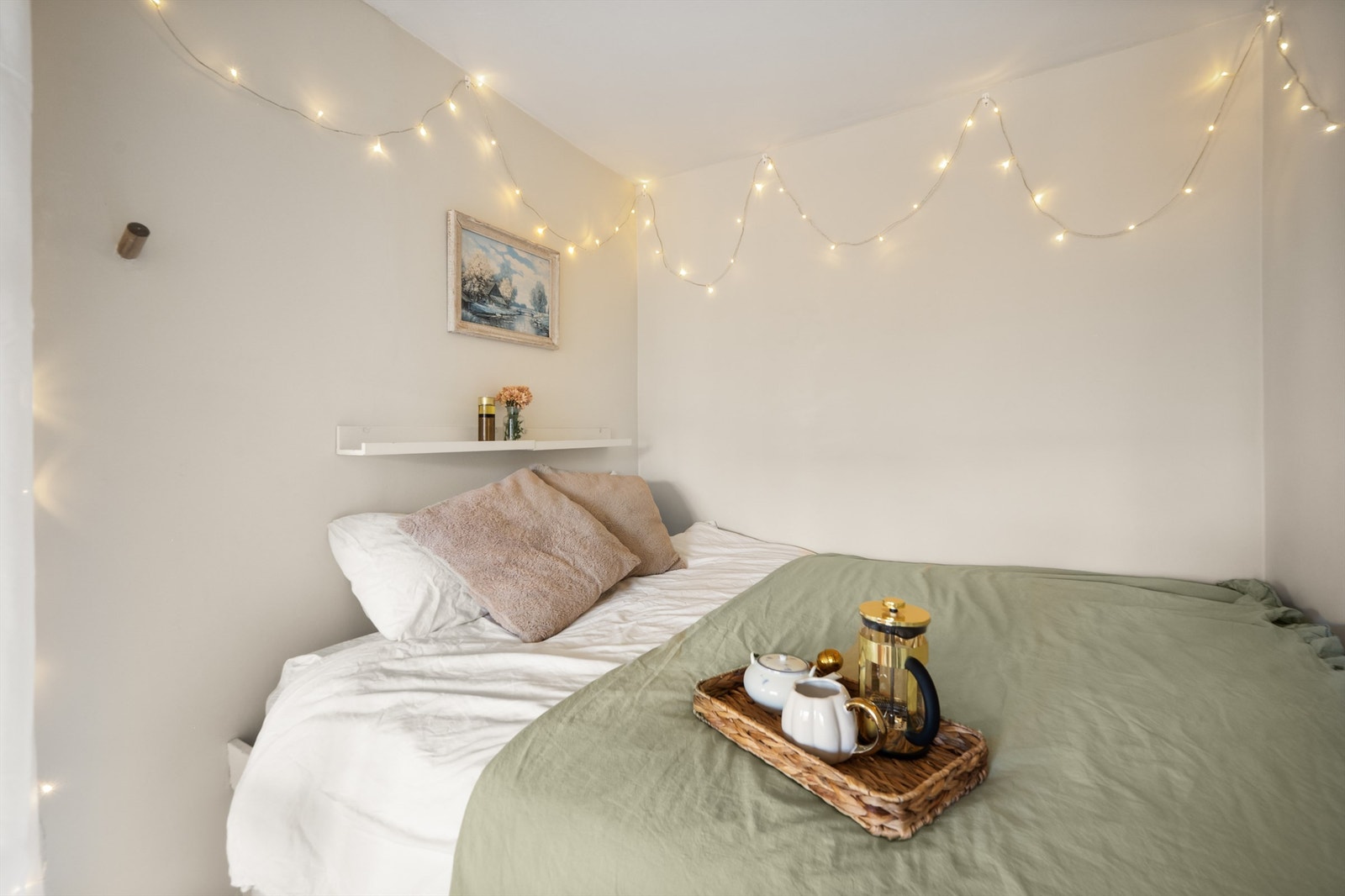 Sovealkoven har også en plassbygget seng. Galleribilde