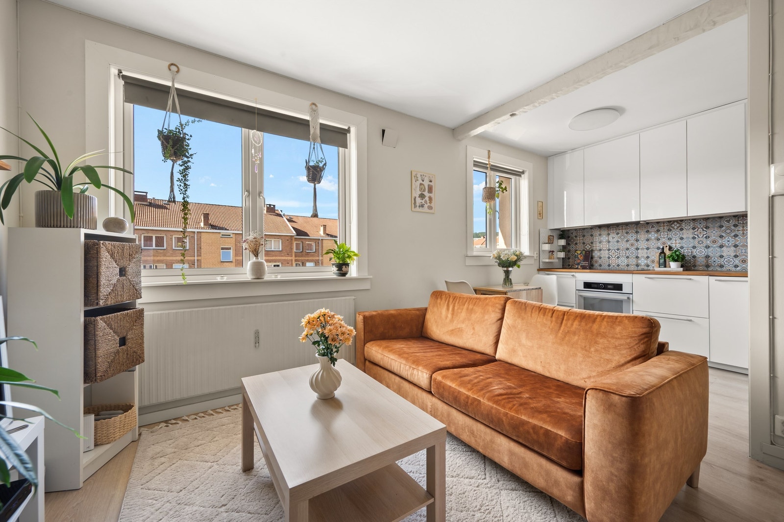 Kjøkkenet er holdt i en sosial, åpen løsning mot stuen. Galleribilde