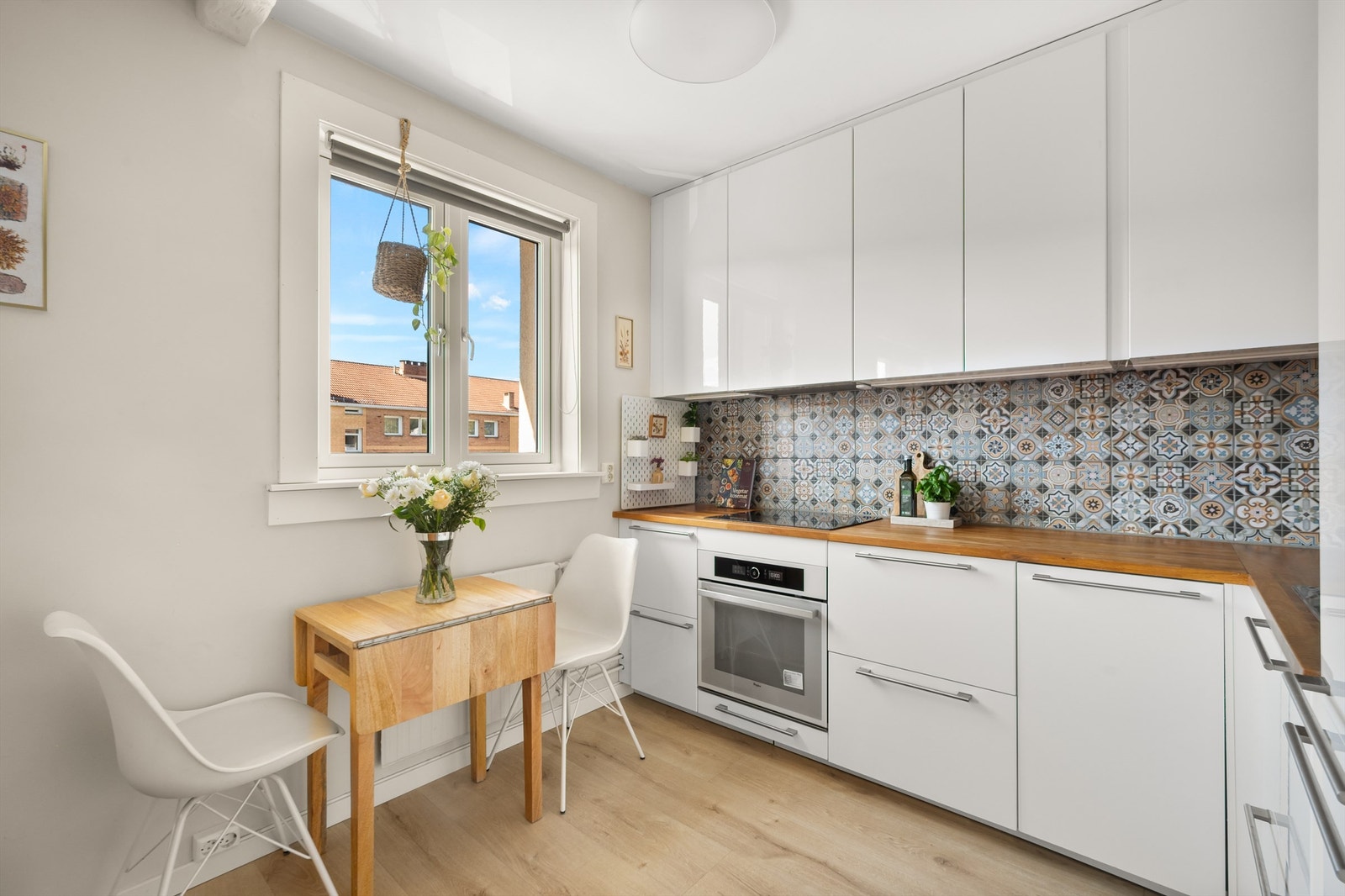 Kjøkkeninnredningen er av glatte fronter og heltre benkeplate med nedfelt vaskekum. Galleribilde