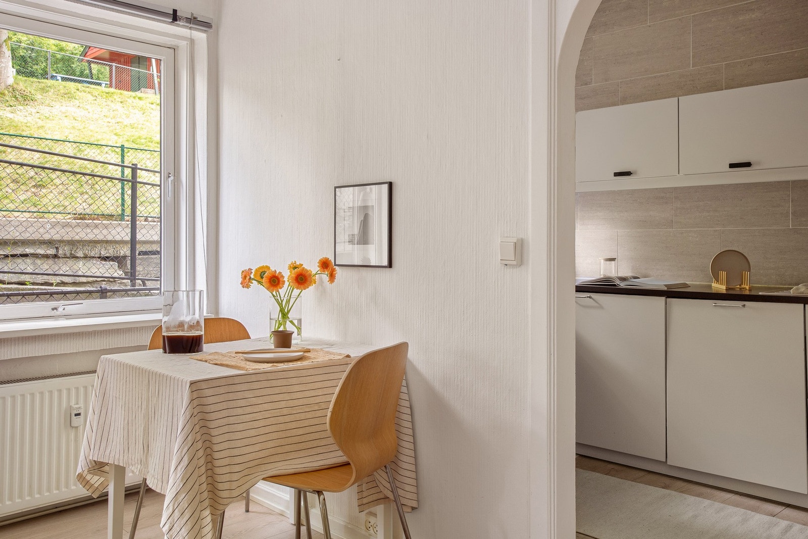 Planløsningen gjør det enkelt å innrede både spise- og sofagruppe. Galleribilde