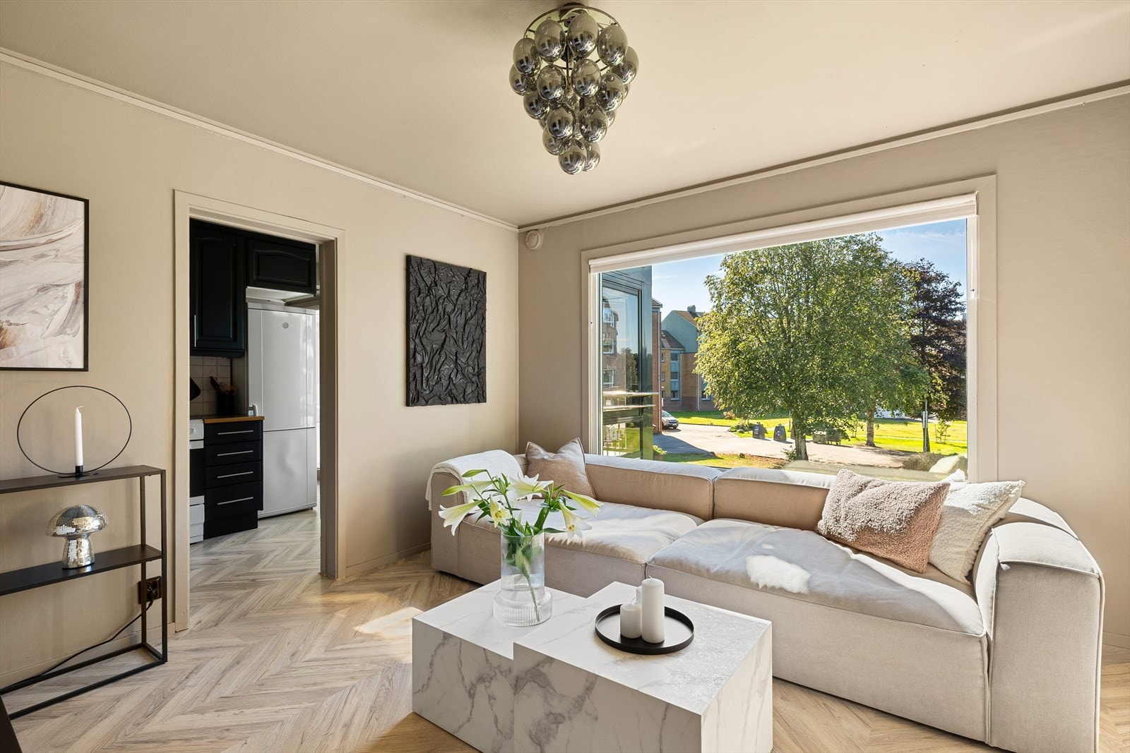 Romslig stue med god plass til sofagruppe og naturlig lysinnslipp Galleribilde