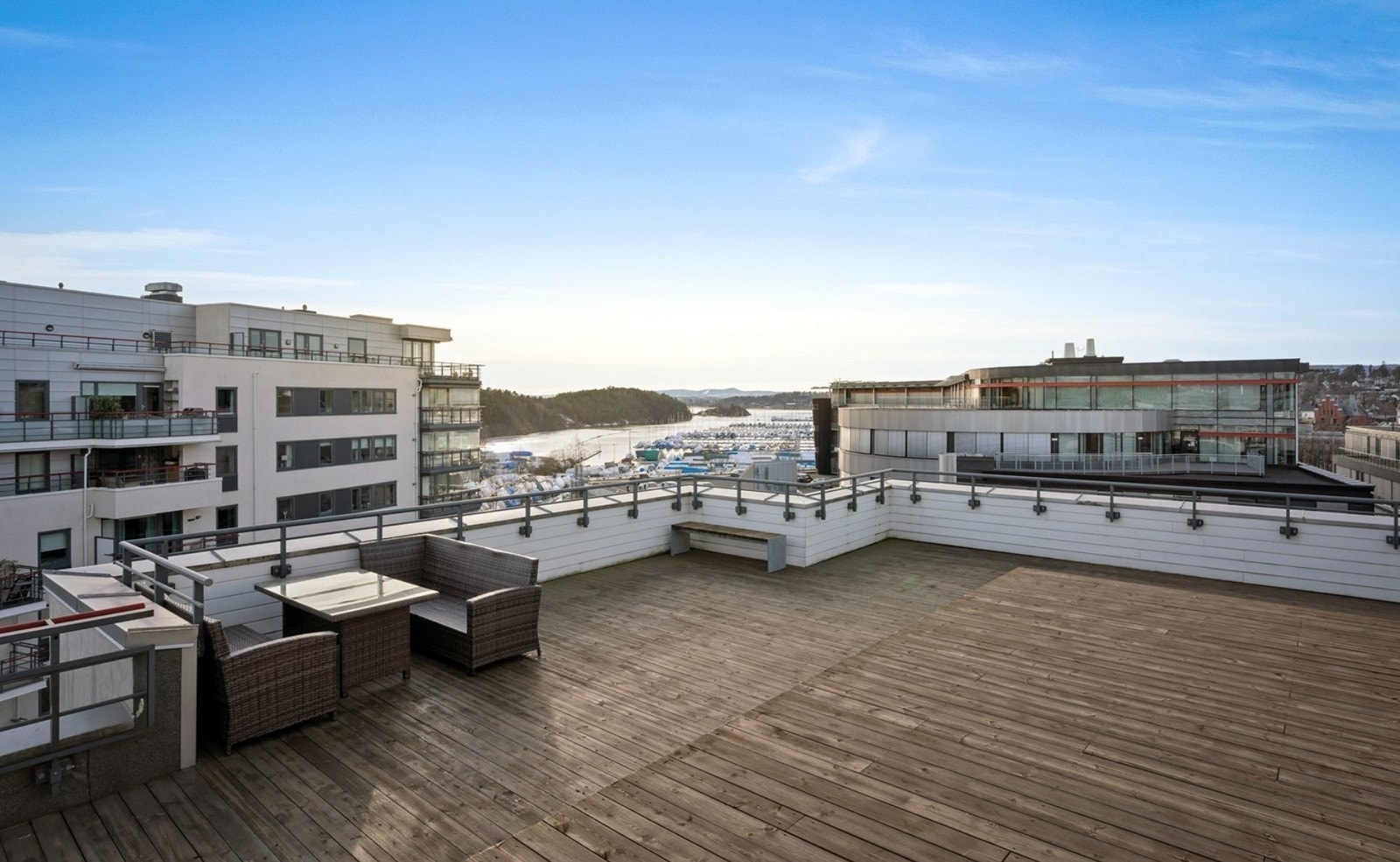 Stor takterrasse med nydelig utsikt over Sjølyst Marina Galleribilde